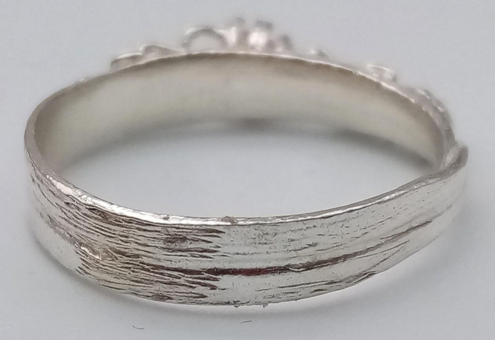 A STERLING SILVER ALEX MONROE STONE SET RING. 1.7G SIZE K - Image 3 of 3