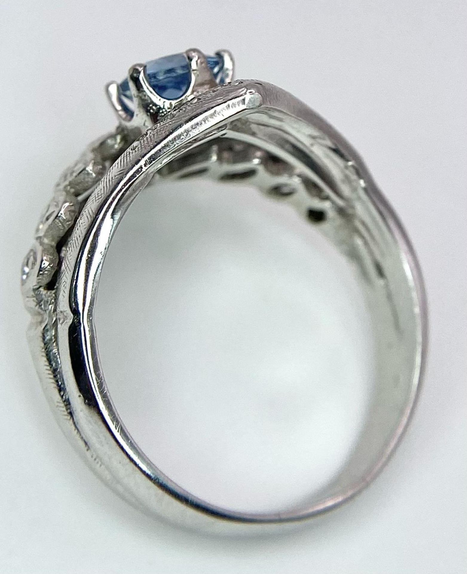 A 14K WHITE GOLD DIAMOND & BLUE TOPAZ RING - 6.2G. SIZE Q - Bild 5 aus 6