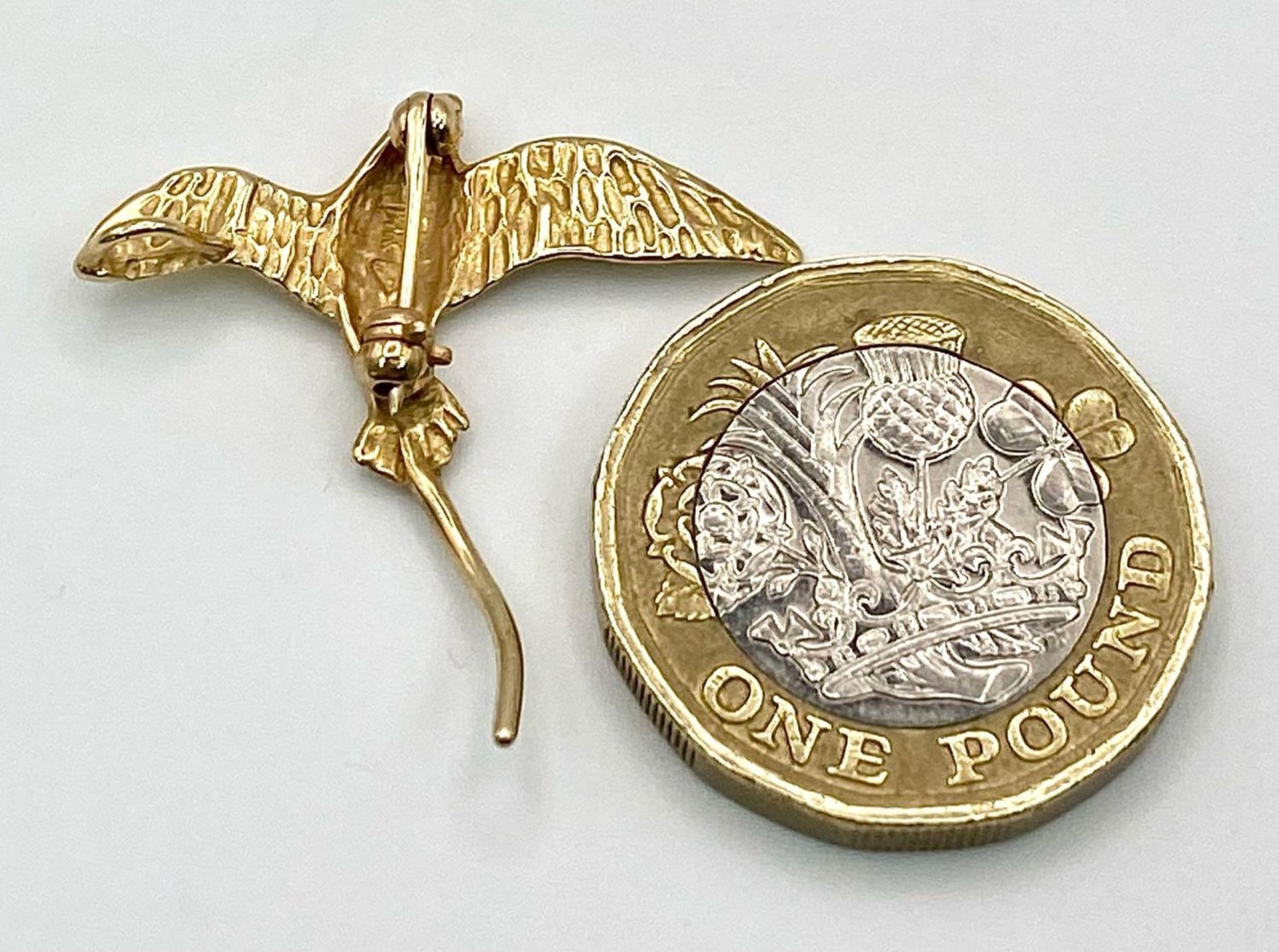 A 14k yellow gold swallow brooch. 3cm X 3cm. 2g - Bild 4 aus 5