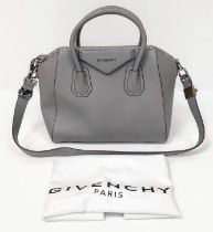 A Givenchy Antigona Grey Hand/Shoulder Bag. Textured grey leather exterior. Detachable shoulder