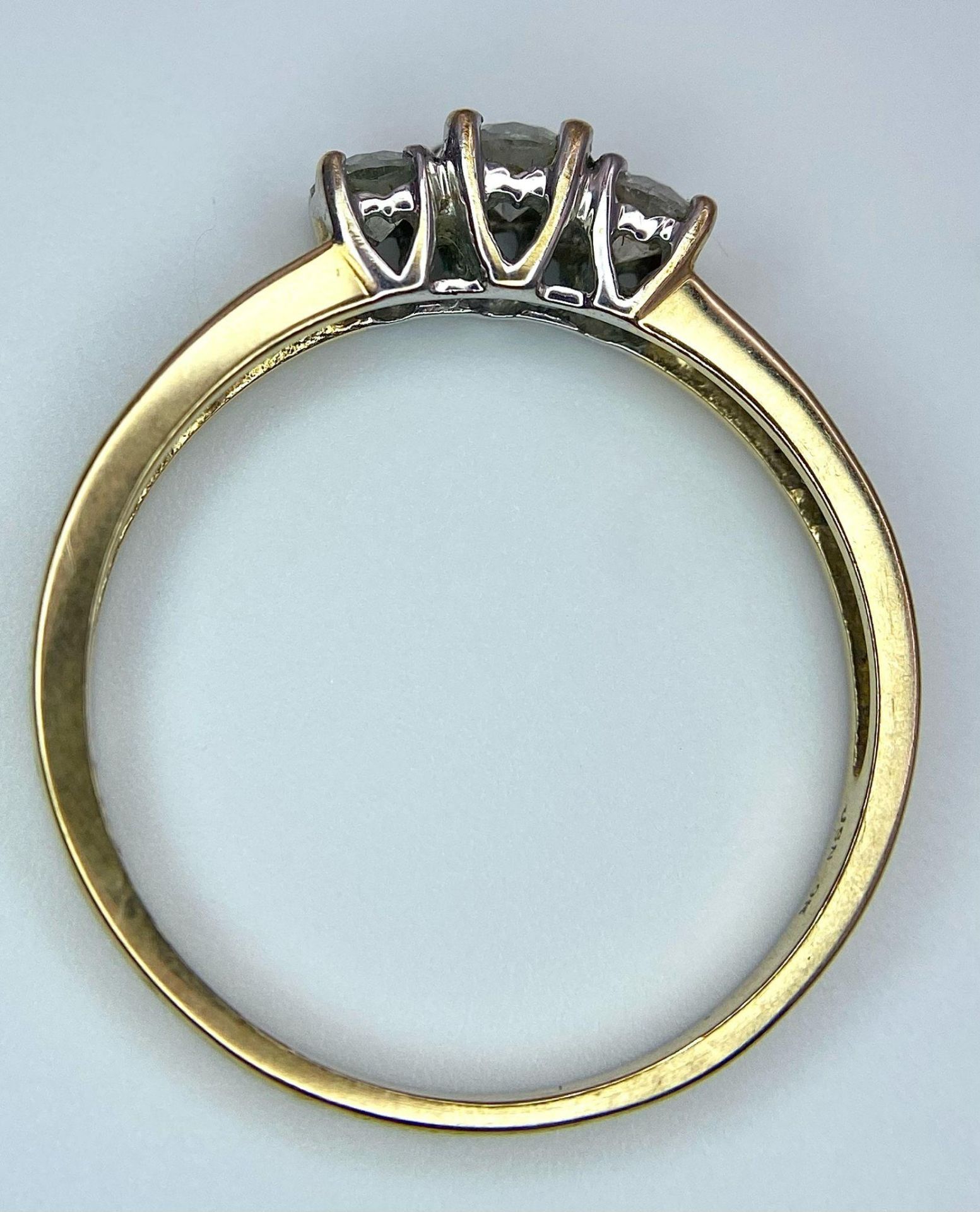A 9 K yellow gold ring with round cut diamonds (0.50 carat), ring size: P, weight: 1.7 g. - Bild 3 aus 5