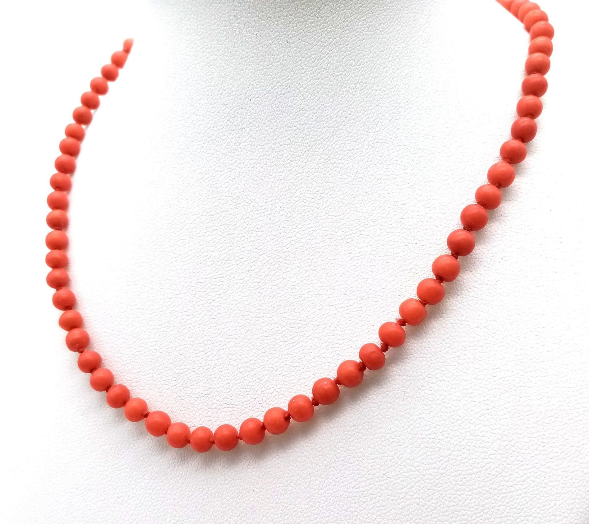 A vintage Orange Beaded Necklace. Measuring 38cms in length, this necklace is a great, bold addition - Image 2 of 3