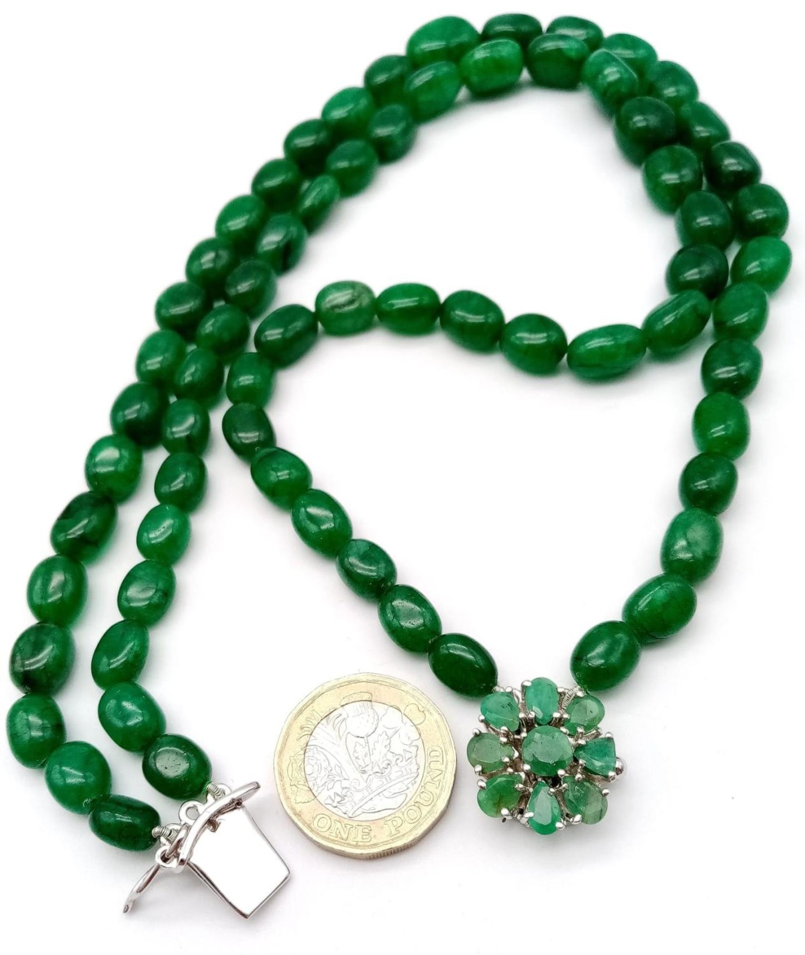 A Two Strand Emerald Oval Beaded Necklace. With a matching gemstone and Silver Clasp. Beads- - Bild 3 aus 6