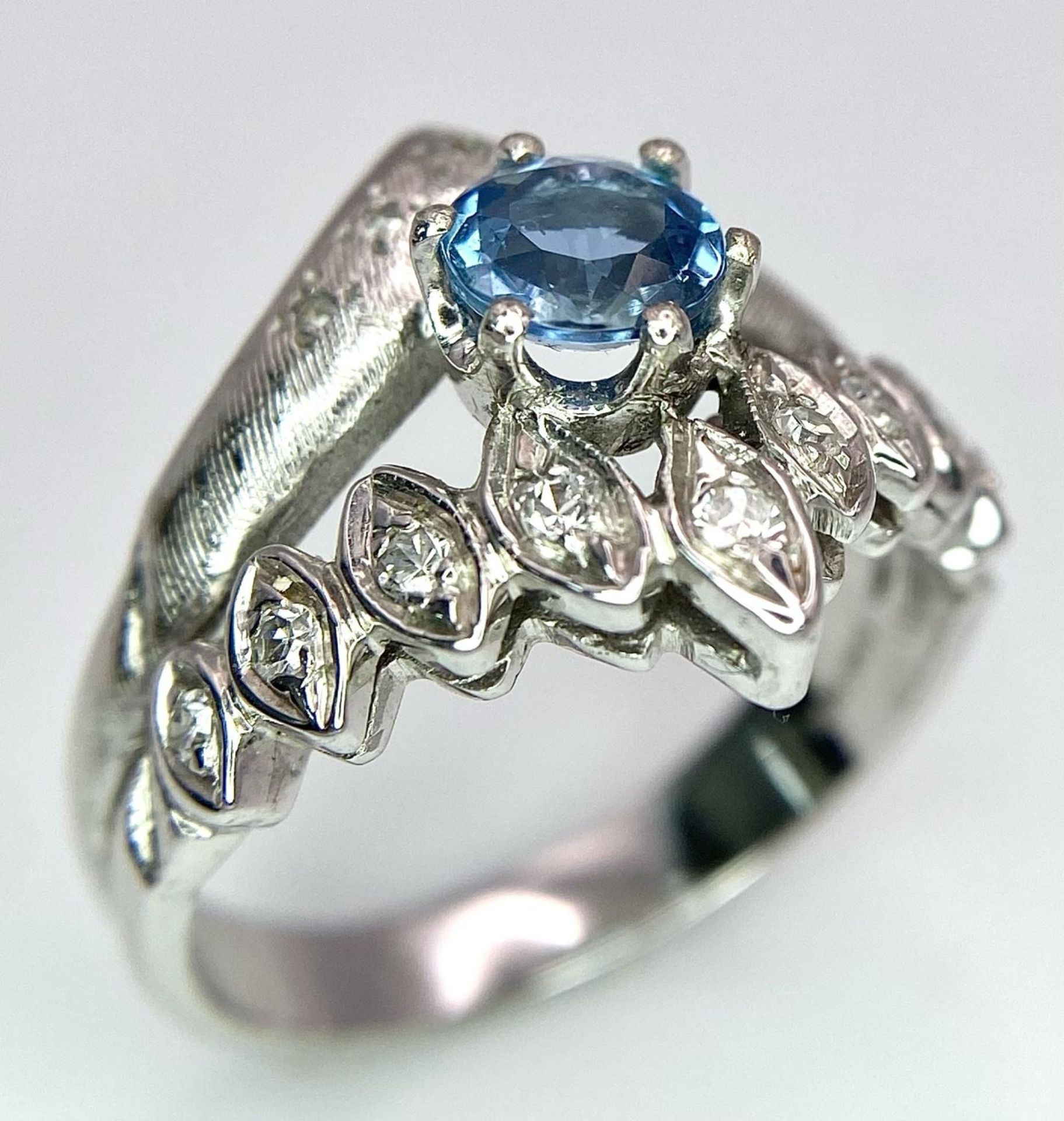A 14K WHITE GOLD DIAMOND & BLUE TOPAZ RING - 6.2G. SIZE Q - Bild 2 aus 6