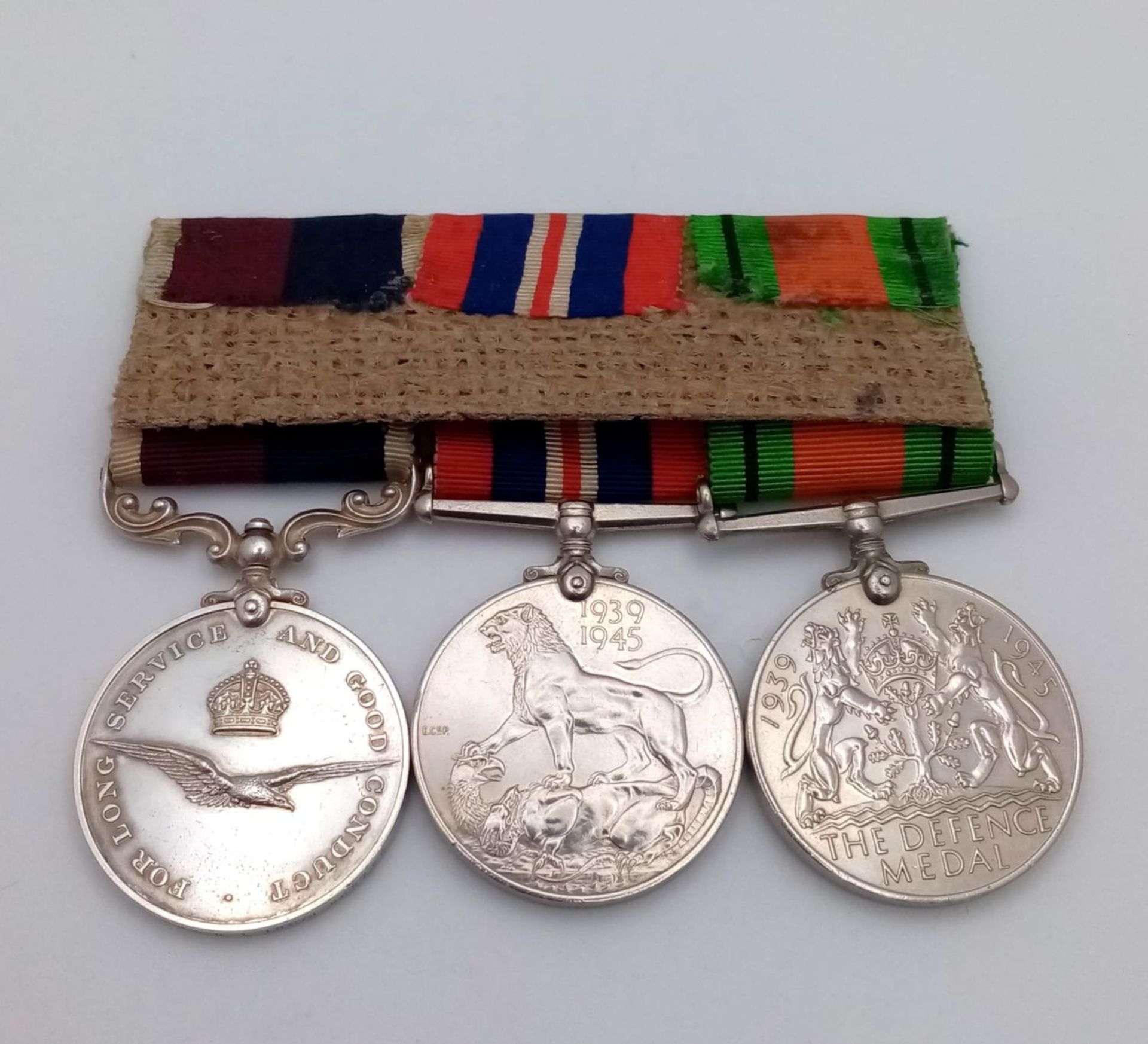 A long service group of three medals to the Royal Air Force consisting of The Defence Medal and - Bild 3 aus 6