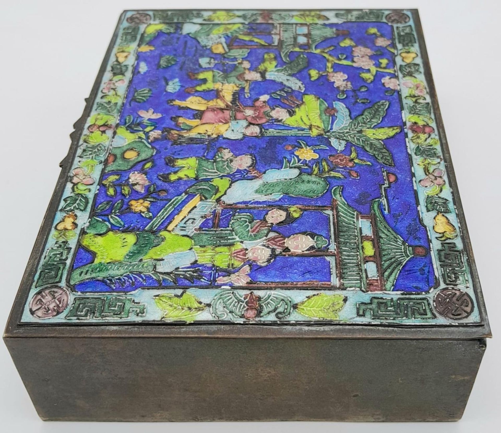 An Antique (Circa 1920)Chinese Cloisonné Enamel on Brass Export Cigarette Box - With cedar wood - Image 3 of 6
