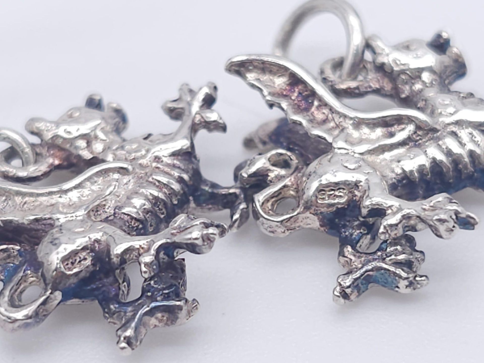A STERLING SILVER WELSH DRAGON PAIR OF DROP EARRINGS AND MATCHING PENDANT / CHARM. 6.5G - Image 5 of 6