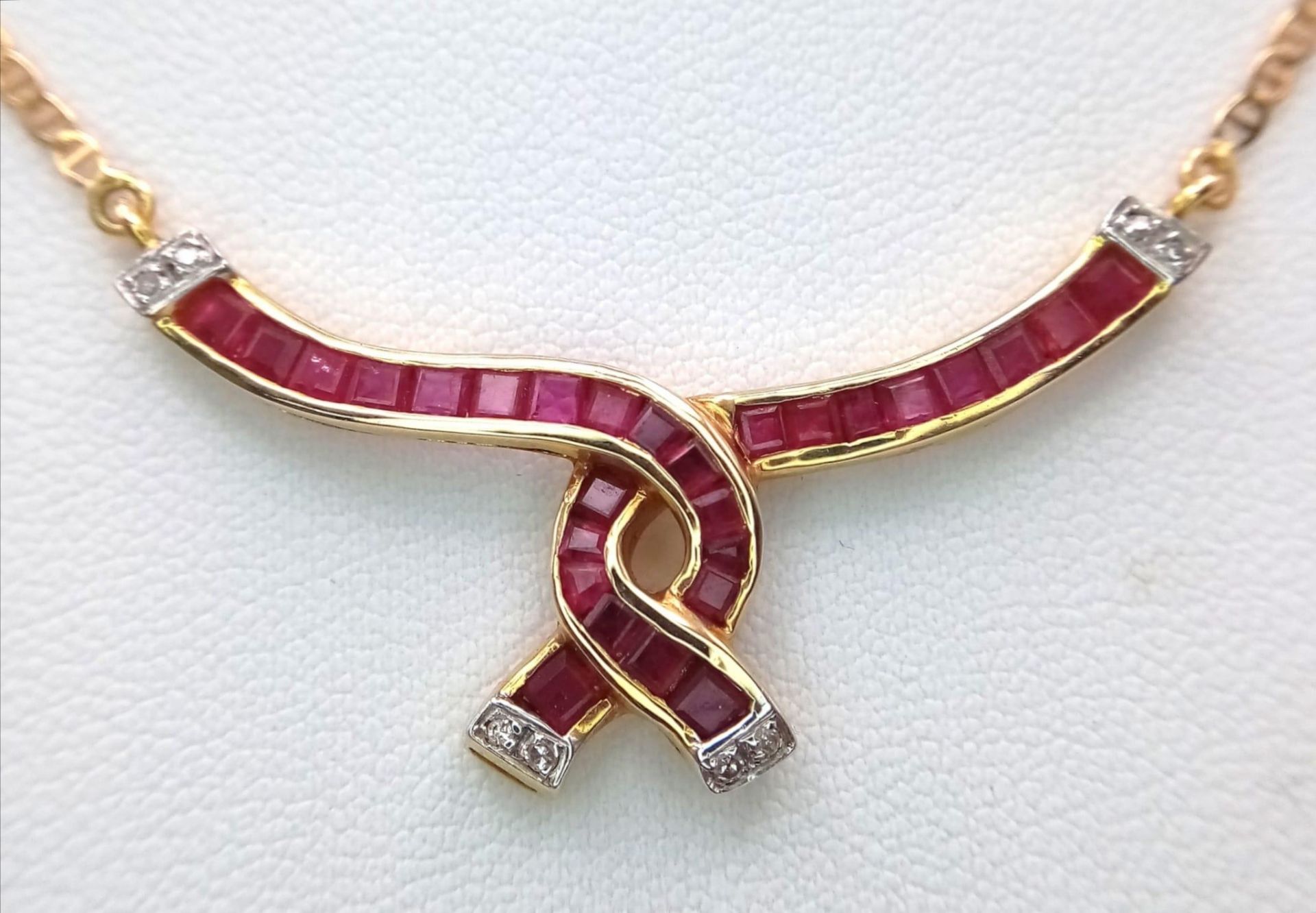 A very elegant 14 K yellow gold chain necklace with a central part loaded with rubies and diamonds - Bild 2 aus 6