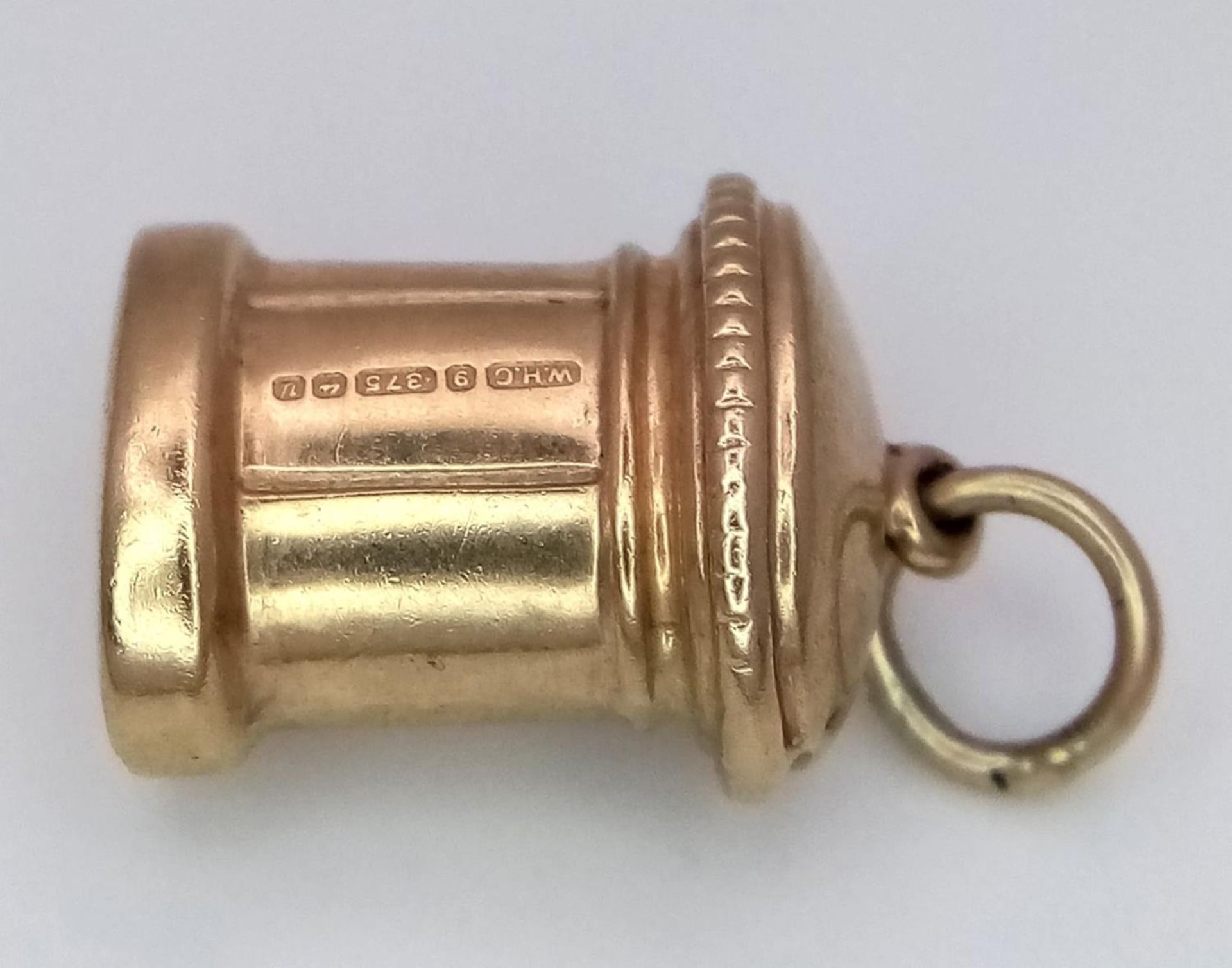 A 9K YELLOW GOLD POST BOX CHARM. 1.1G - Image 2 of 4