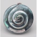 A vintage 925 silver Mother of Pearl shell spiral pendant. Total weight 12.7G. Diameter: 4.7cm.