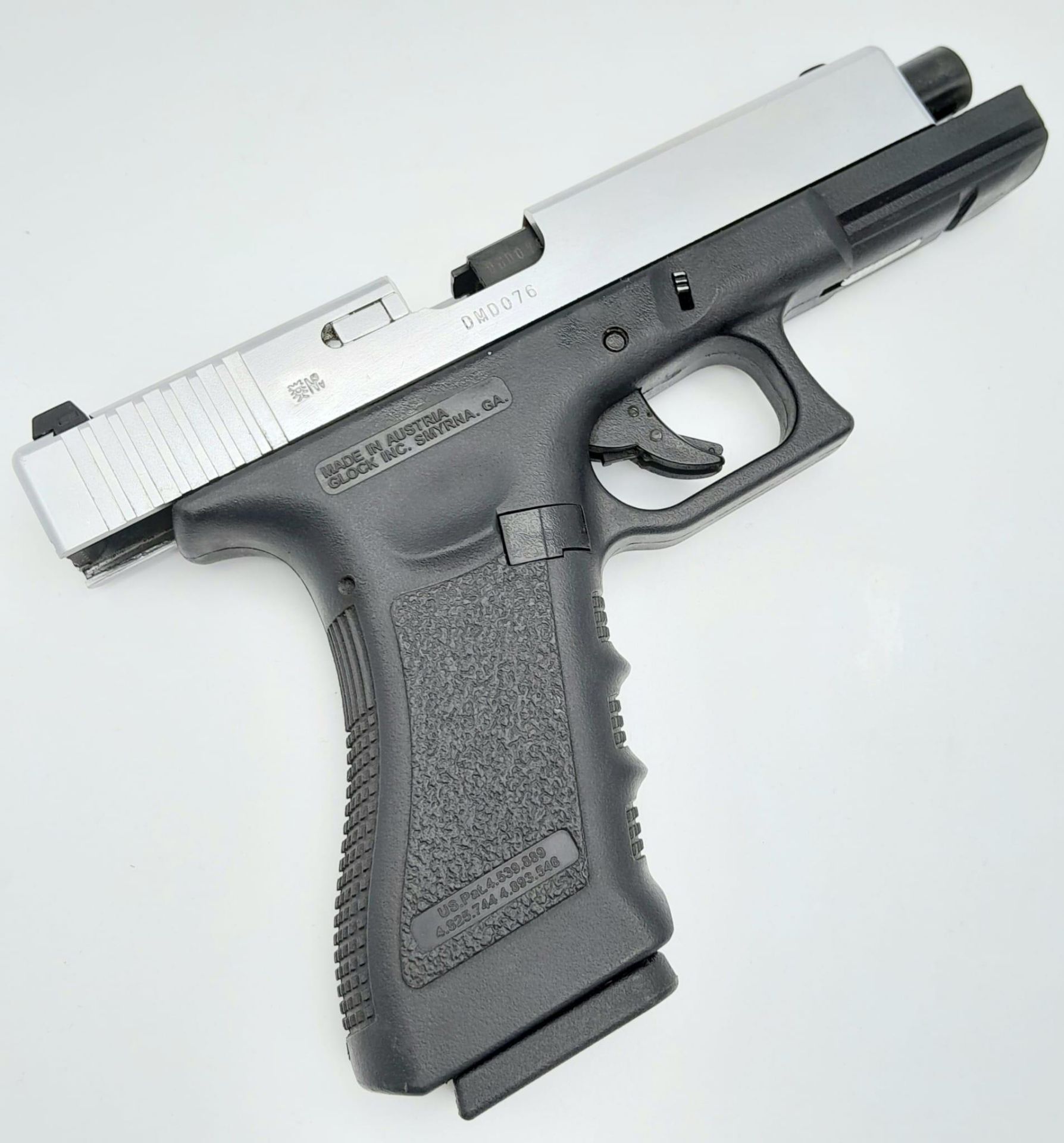 A Replica Full Size Glock 17. 20cm Length. Action Works with pull back slide and working trigger. - Image 5 of 13