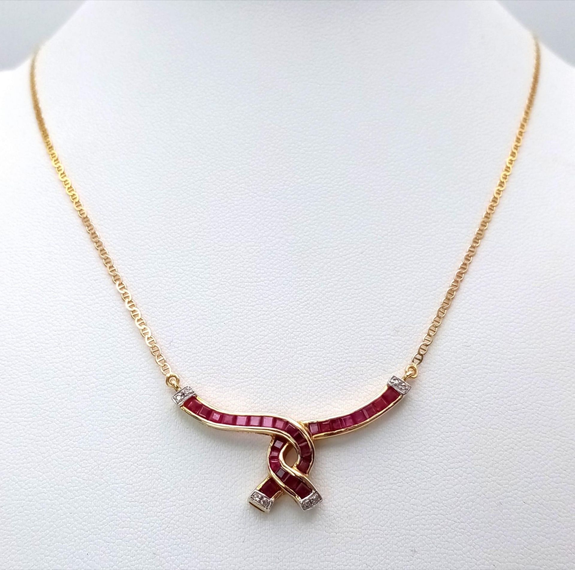 A very elegant 14 K yellow gold chain necklace with a central part loaded with rubies and diamonds