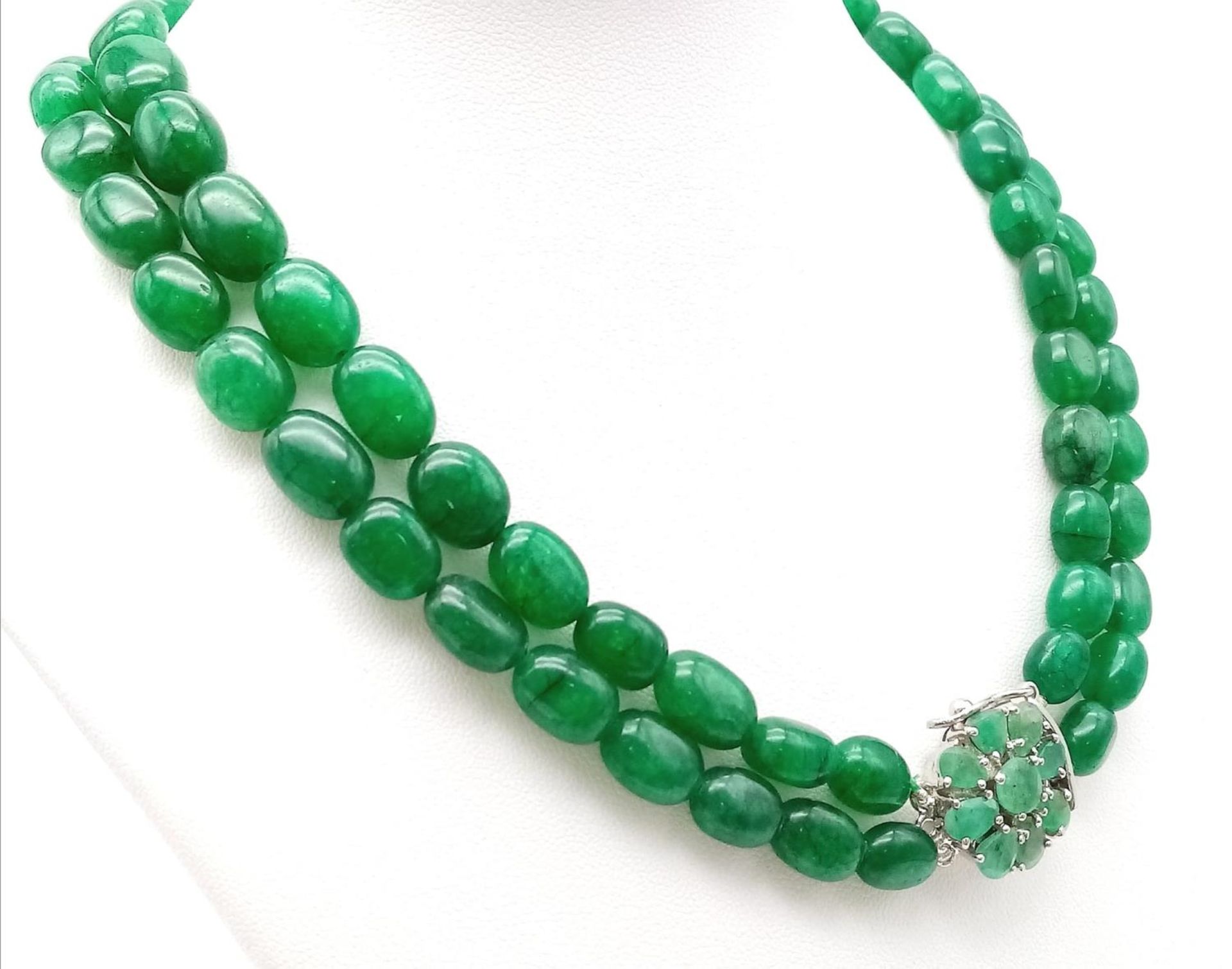 A Two Strand Emerald Oval Beaded Necklace. With a matching gemstone and Silver Clasp. Beads- - Bild 2 aus 6