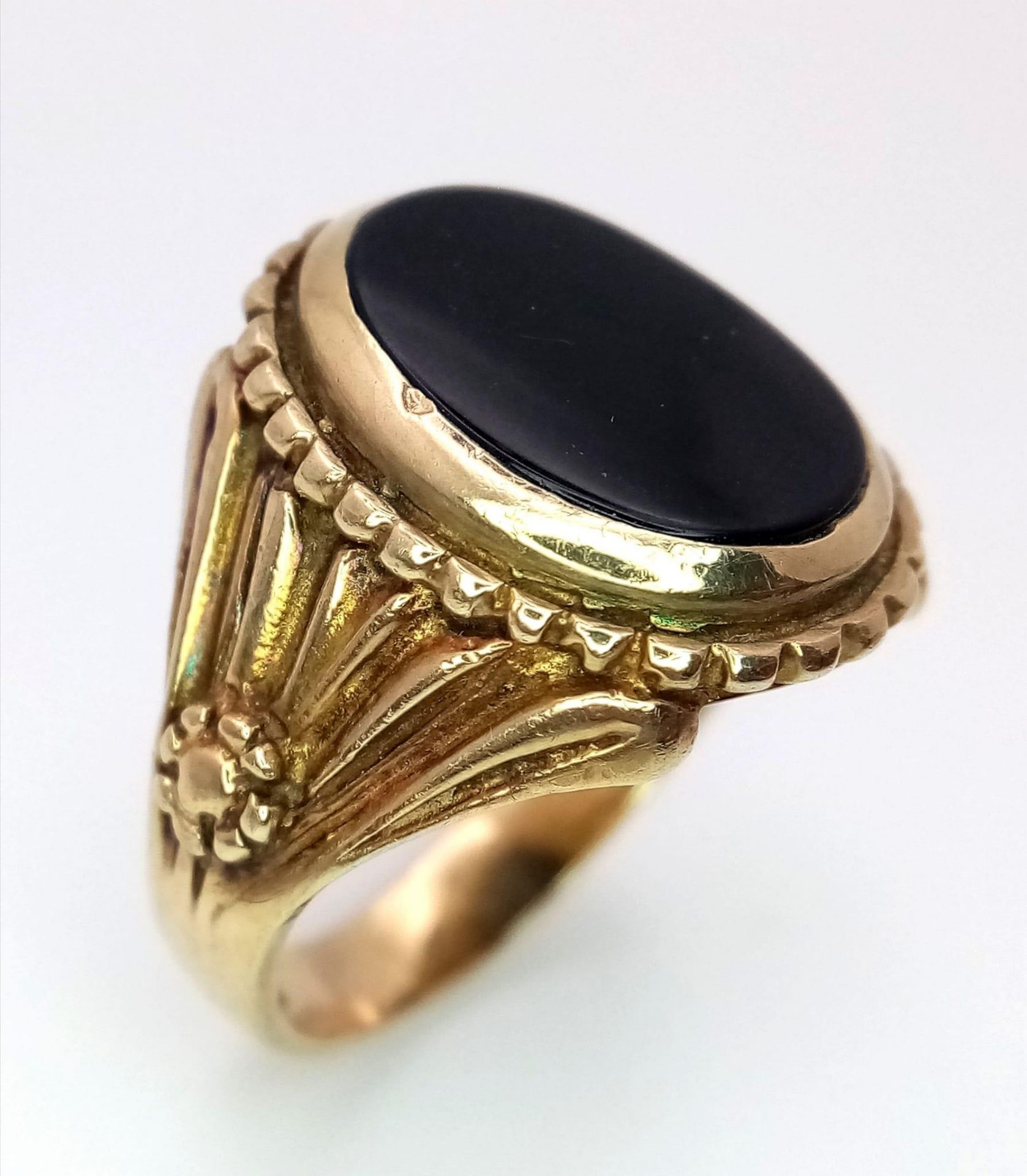 A GENTS 9K GOLD REGAL LOOKING SIGNET RING WITH BLACK ONYX CENTRE STONE AND ORNATE SHOULDER WORK. - Bild 2 aus 4