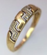 A 9 K yellow gold ring with an interesting design on top. Size: S, weight: 2.3 g