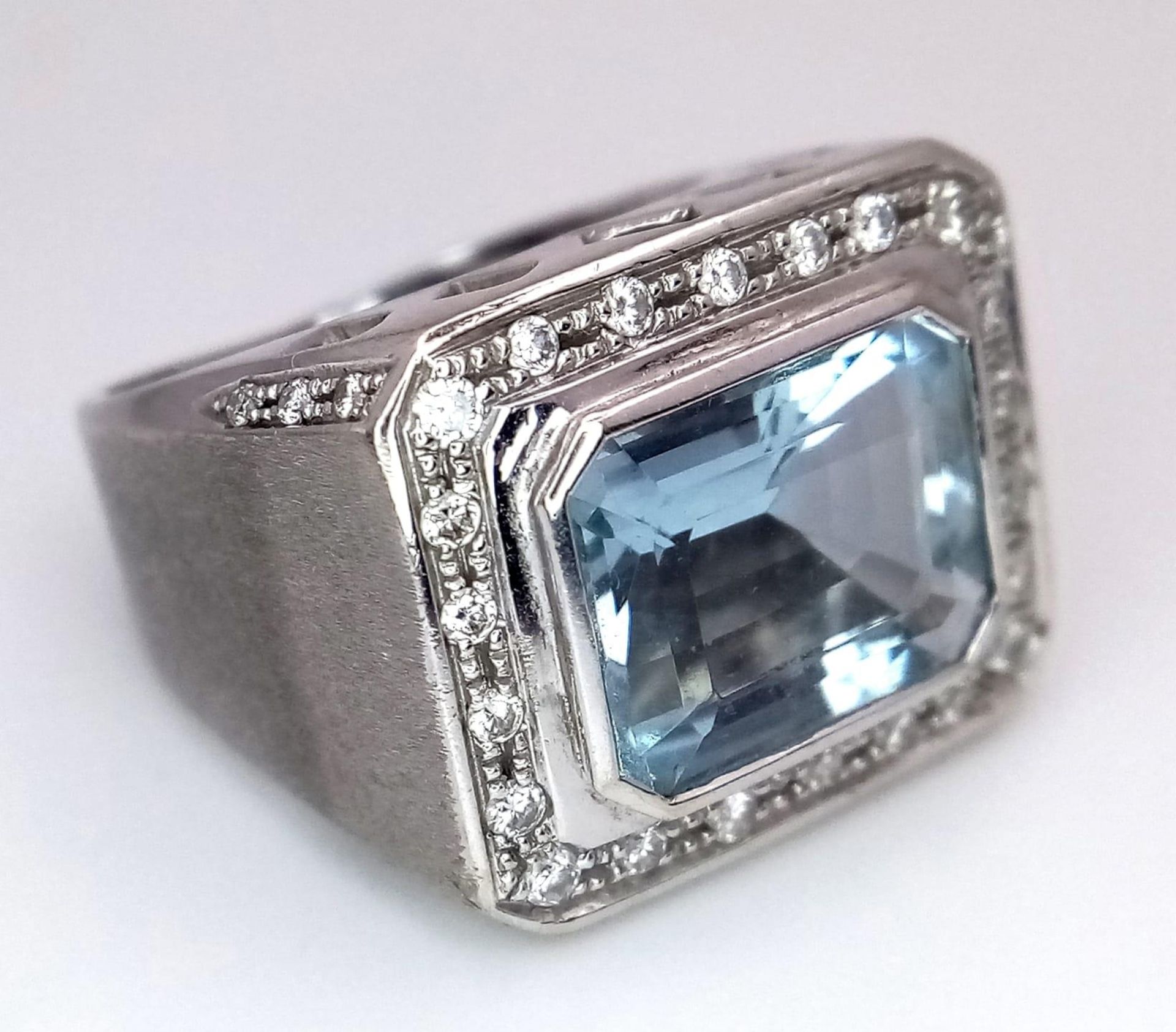 AN 18K WHITE GOLD DIAMOND & AQUAMARINE RING. 10.6G. SIZE J. APPROX 4CT AQUAMARINE. - Bild 3 aus 7