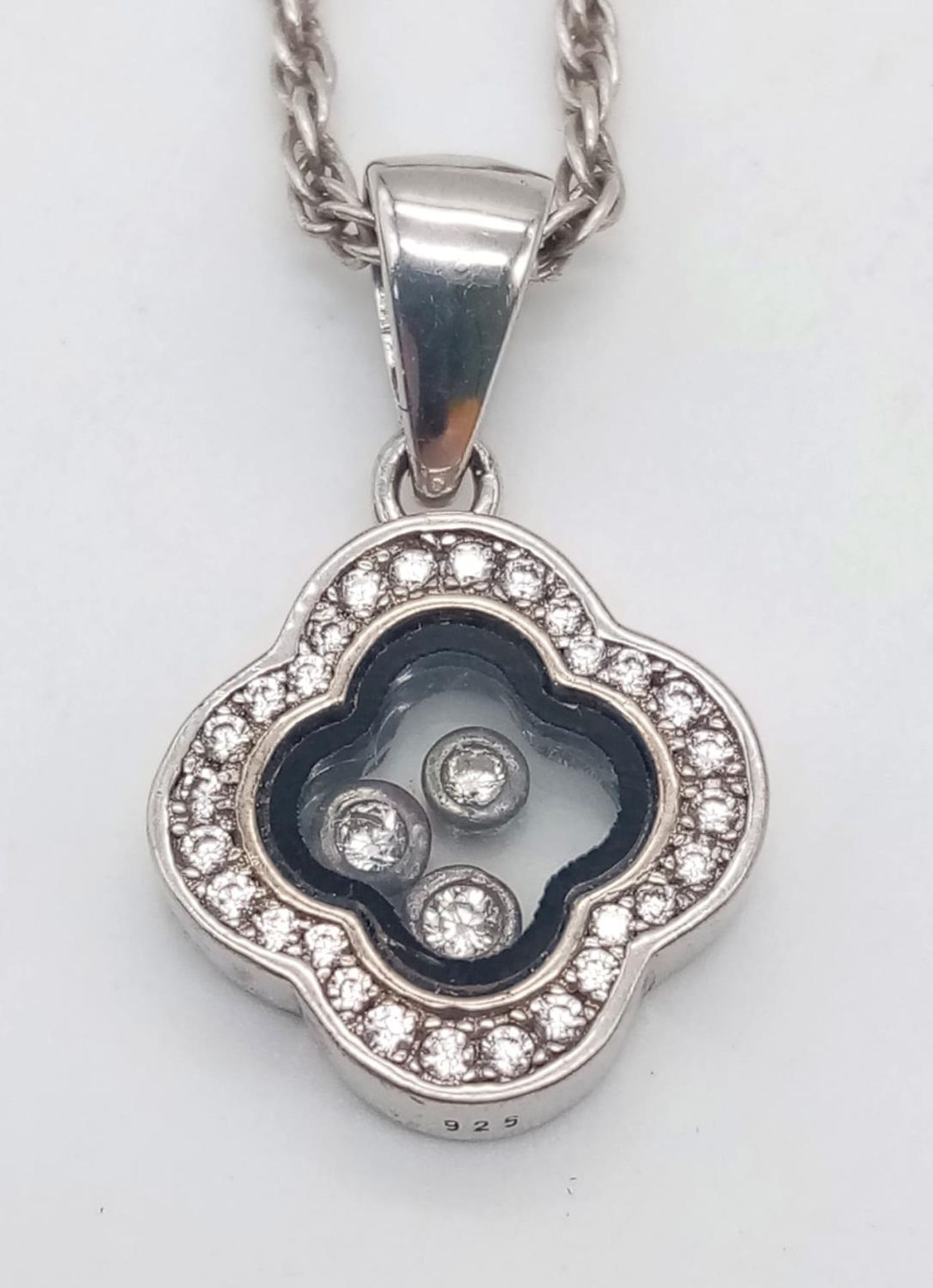 A STERLING SILVER (VCA STYLE) STONE SET PENDANT - ON SILVER CHAIN 4.6G - Image 2 of 5