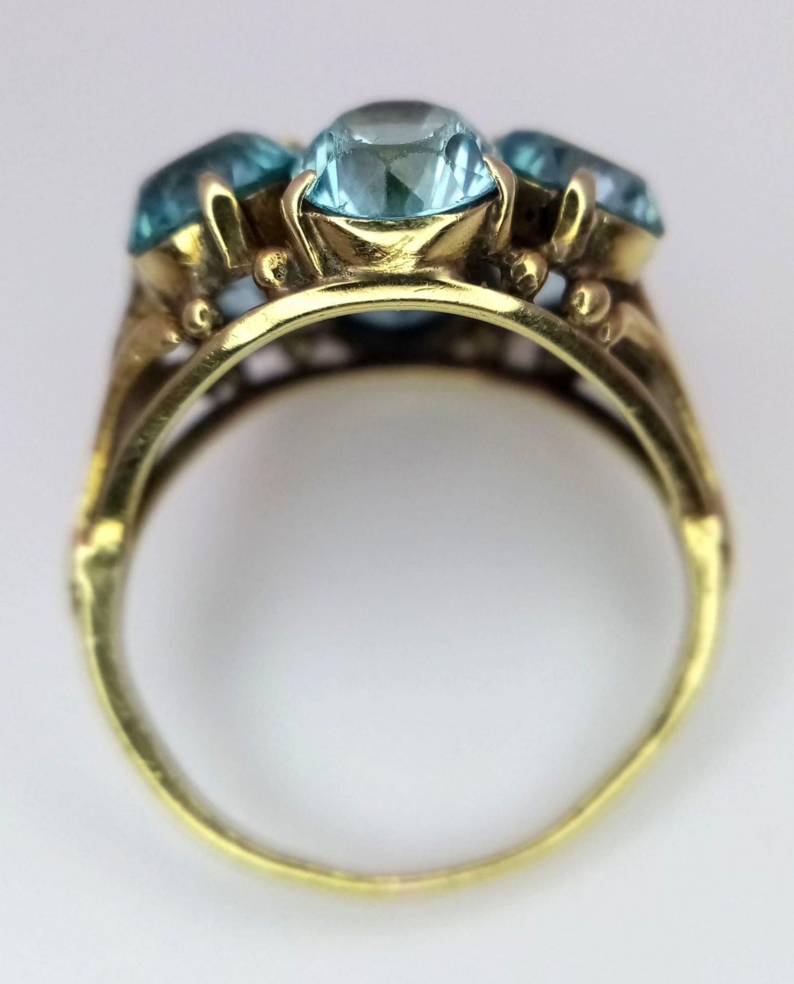 A 9K YELLOW GOLD, BLUE AND PINK STONE CLUSTER RING. 4.2G. SIZE I - Bild 4 aus 4