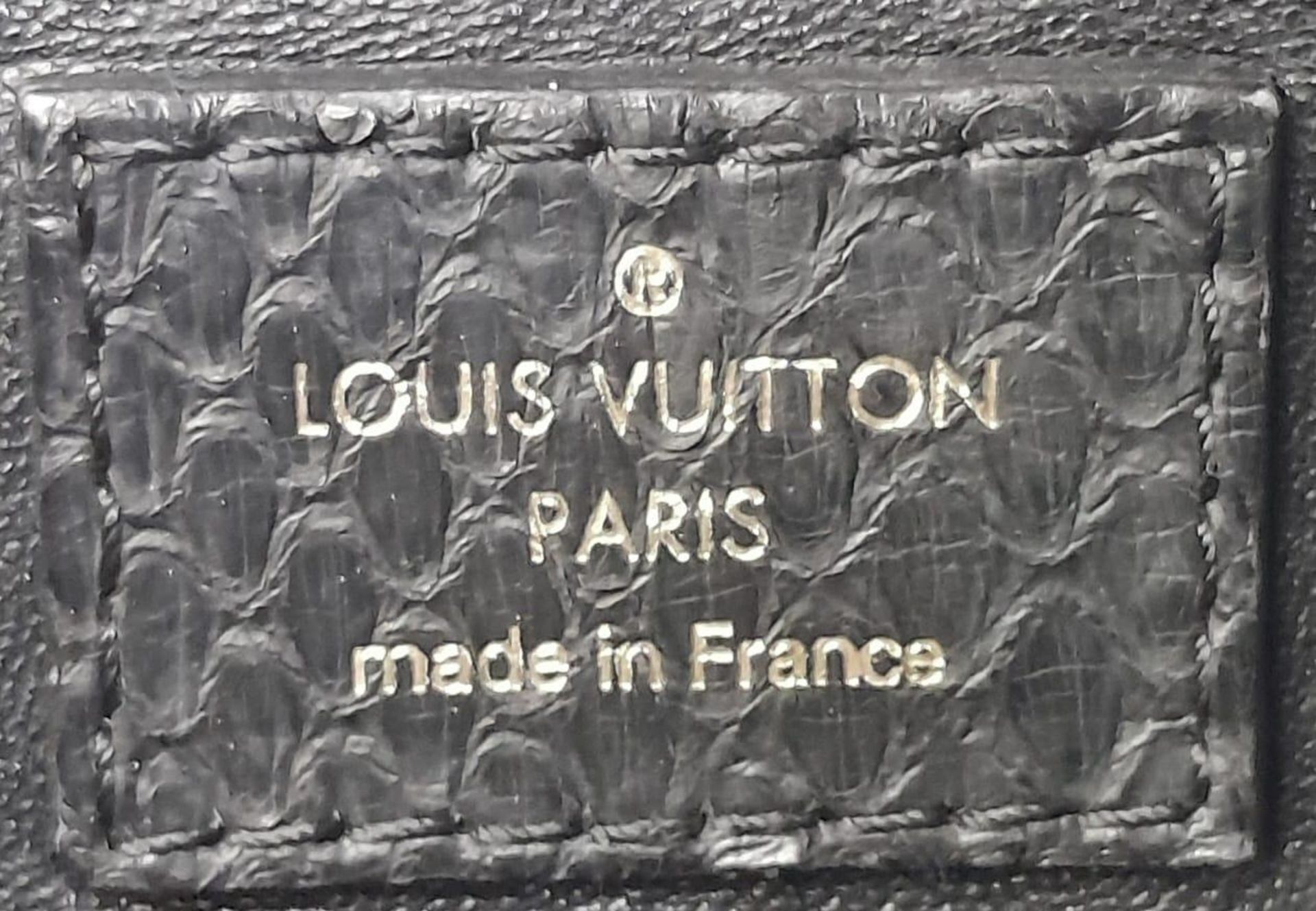A Louis Vuitton Monogram Black Snakeskin Tote Bag. Gold tone hardware. Spacious black leather - Bild 8 aus 8