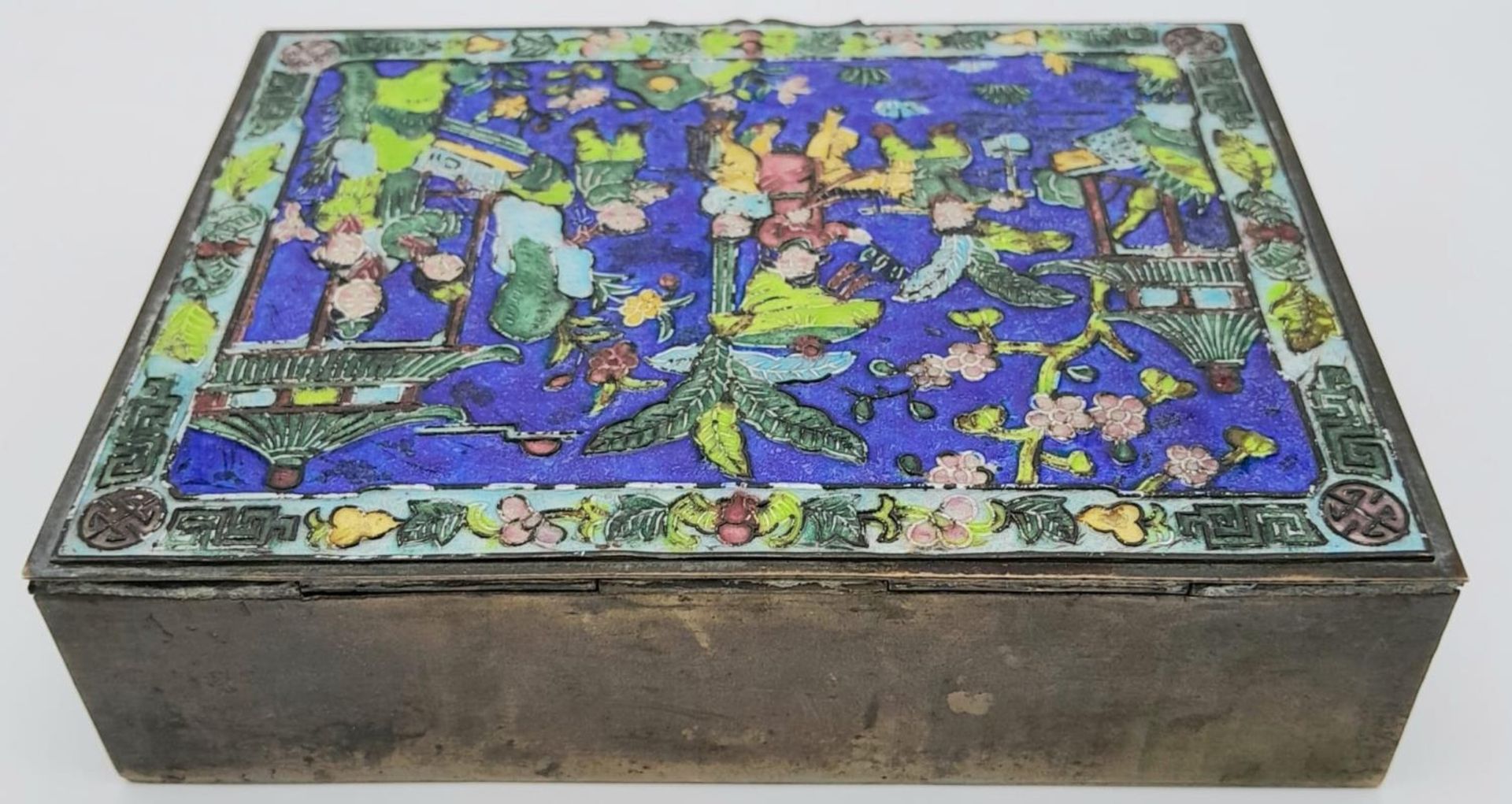 An Antique (Circa 1920)Chinese Cloisonné Enamel on Brass Export Cigarette Box - With cedar wood - Image 4 of 6