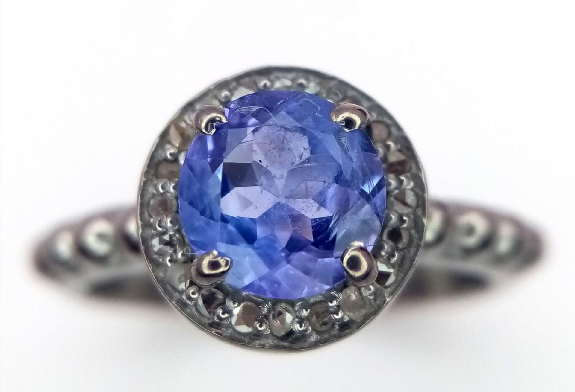 A Tanzanite with Rose cut Diamonds Ring set in 925 Sterling silver. Tanzanite-1.5ct. Diamonds -0. - Bild 2 aus 5