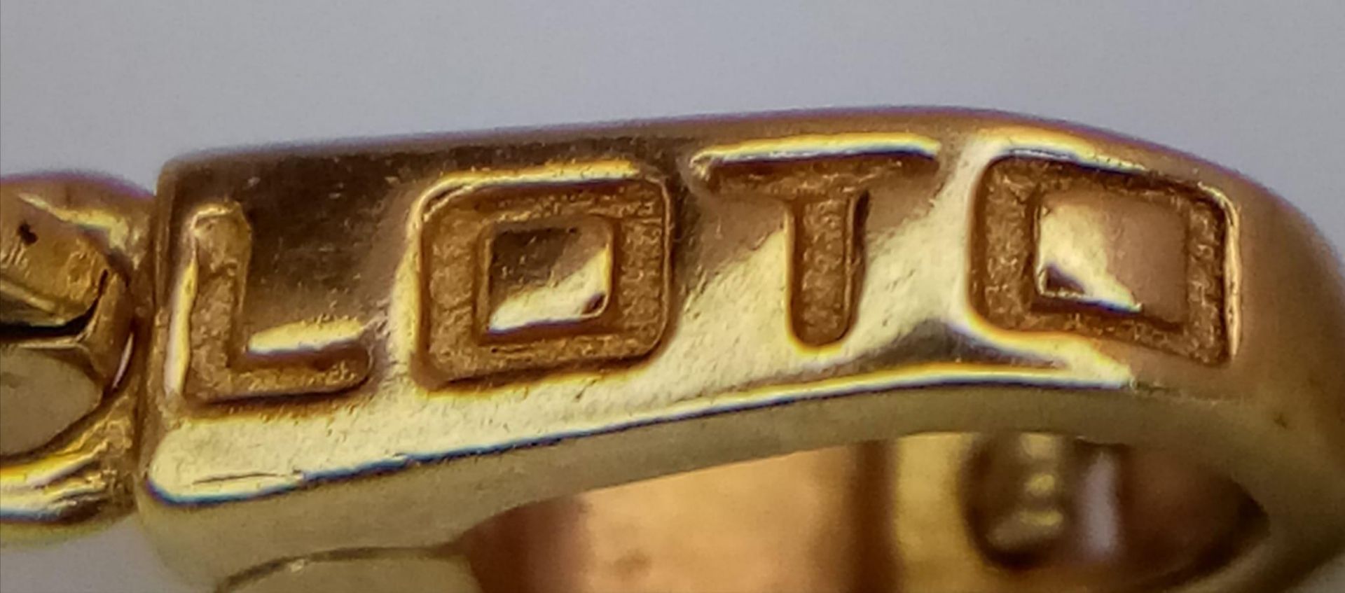 A 18K YELLOW GOLD ENAMELLED LOTO HANDBAG CHARM approx 3.45G 31mm x 18mm ref: SC 1076 - Image 3 of 3
