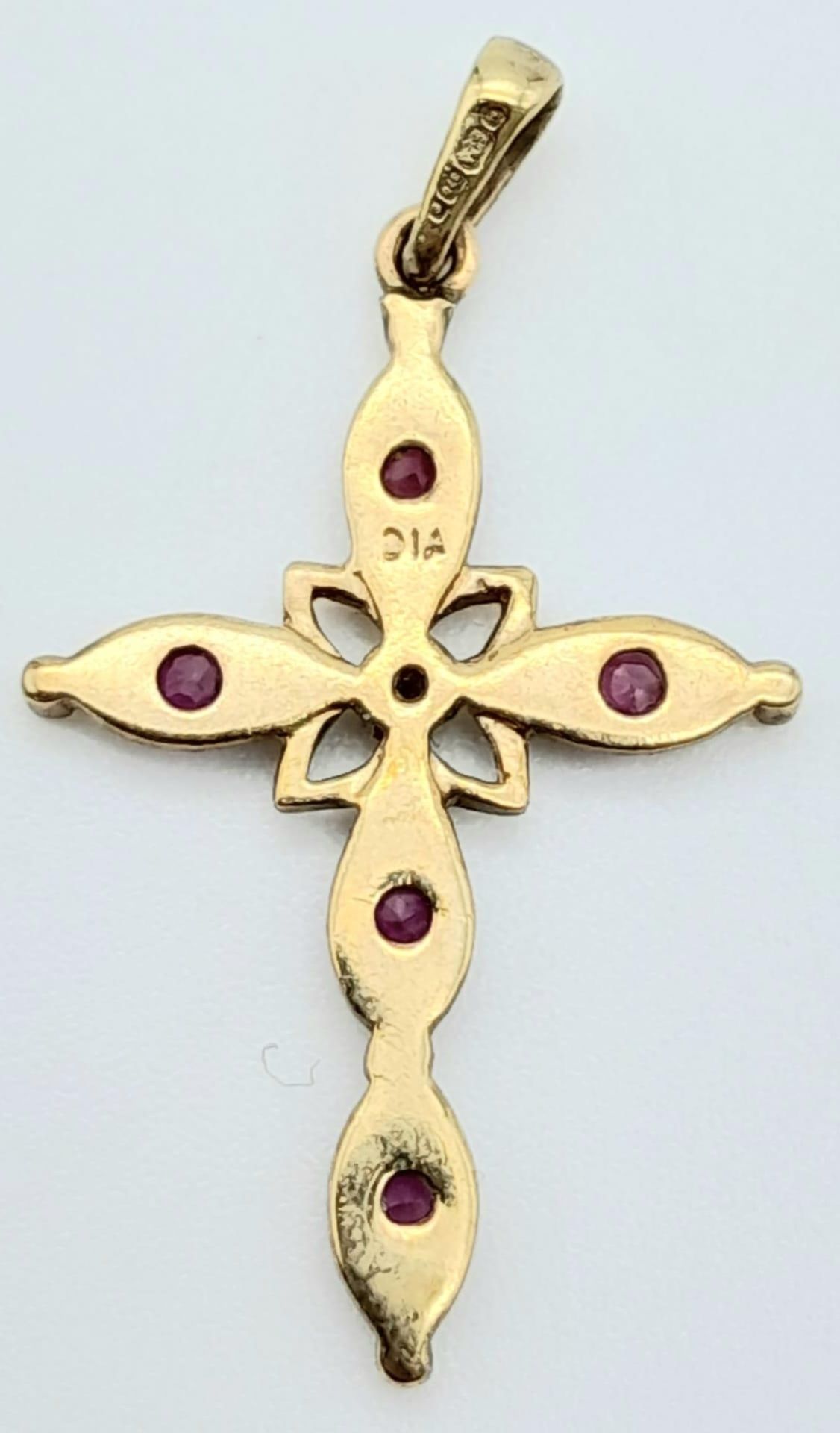 A 9K YELLOW GOLD DIAMOND & RUBY SET CROSS PENDANT 0.8G , 25mm x 16mm A/S 2007 - Bild 2 aus 4