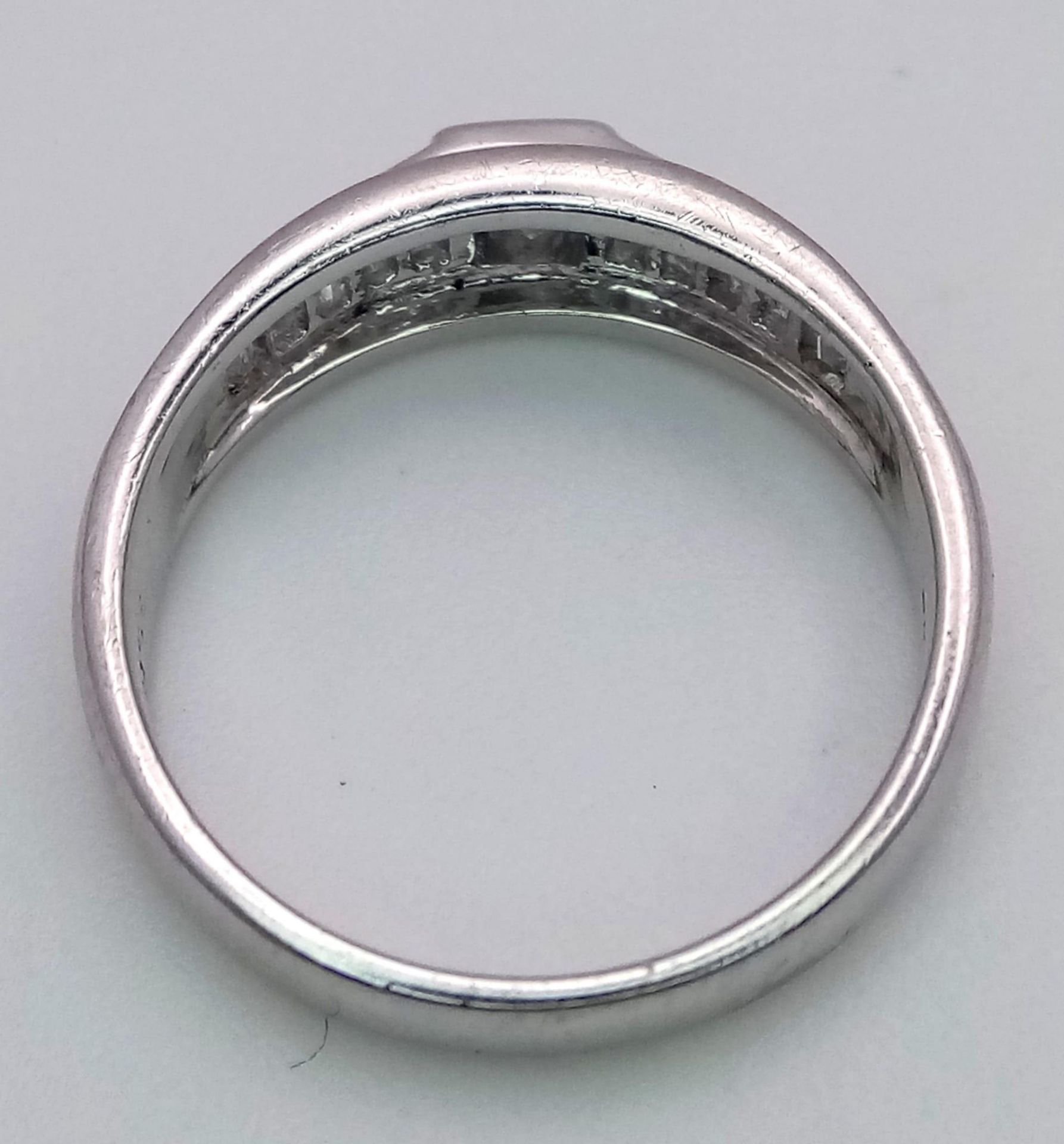 AN 18K WHITE GOLD DIAMOND RING. 0.65CT 4.5G SIZE M - Bild 3 aus 4