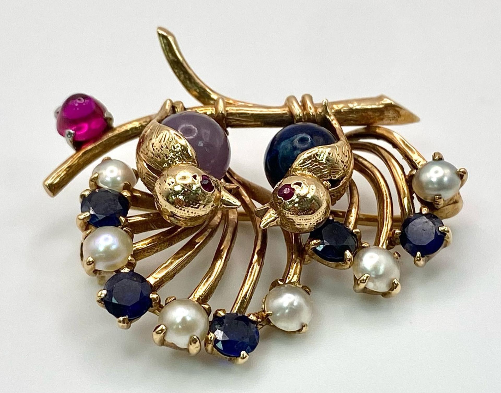 An Antique Victorian High-Karat Gold, Multi Gemstone Love Bird Brooch. Representing faithfulness, - Bild 4 aus 6