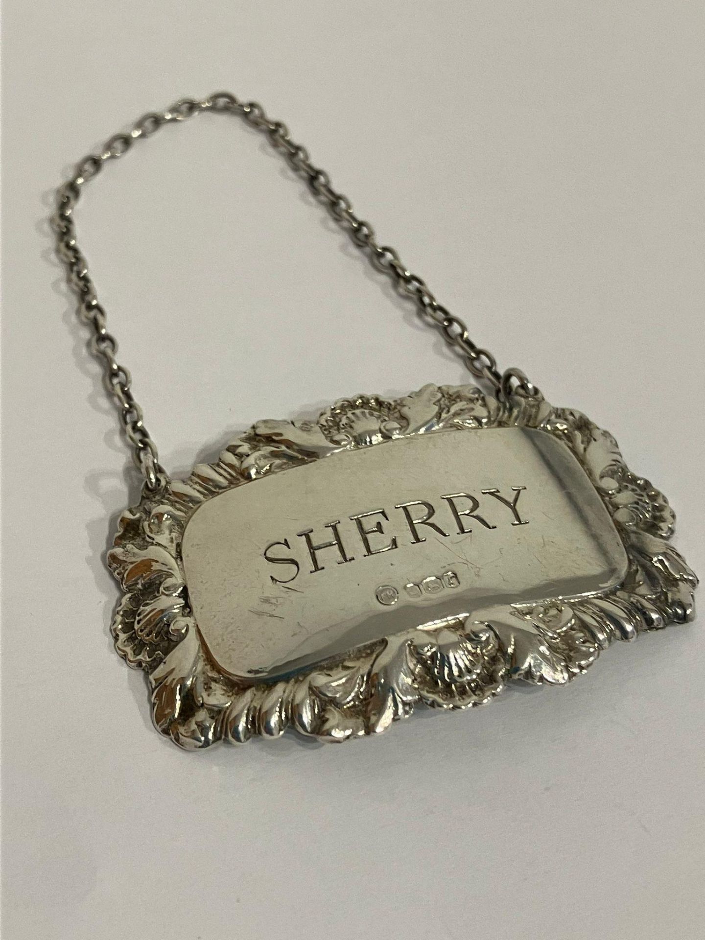 Vintage SHERRY SILVER DECANTER LABEL. Fully hallmarked. Having attractive leaf and Shell borders. - Image 3 of 3