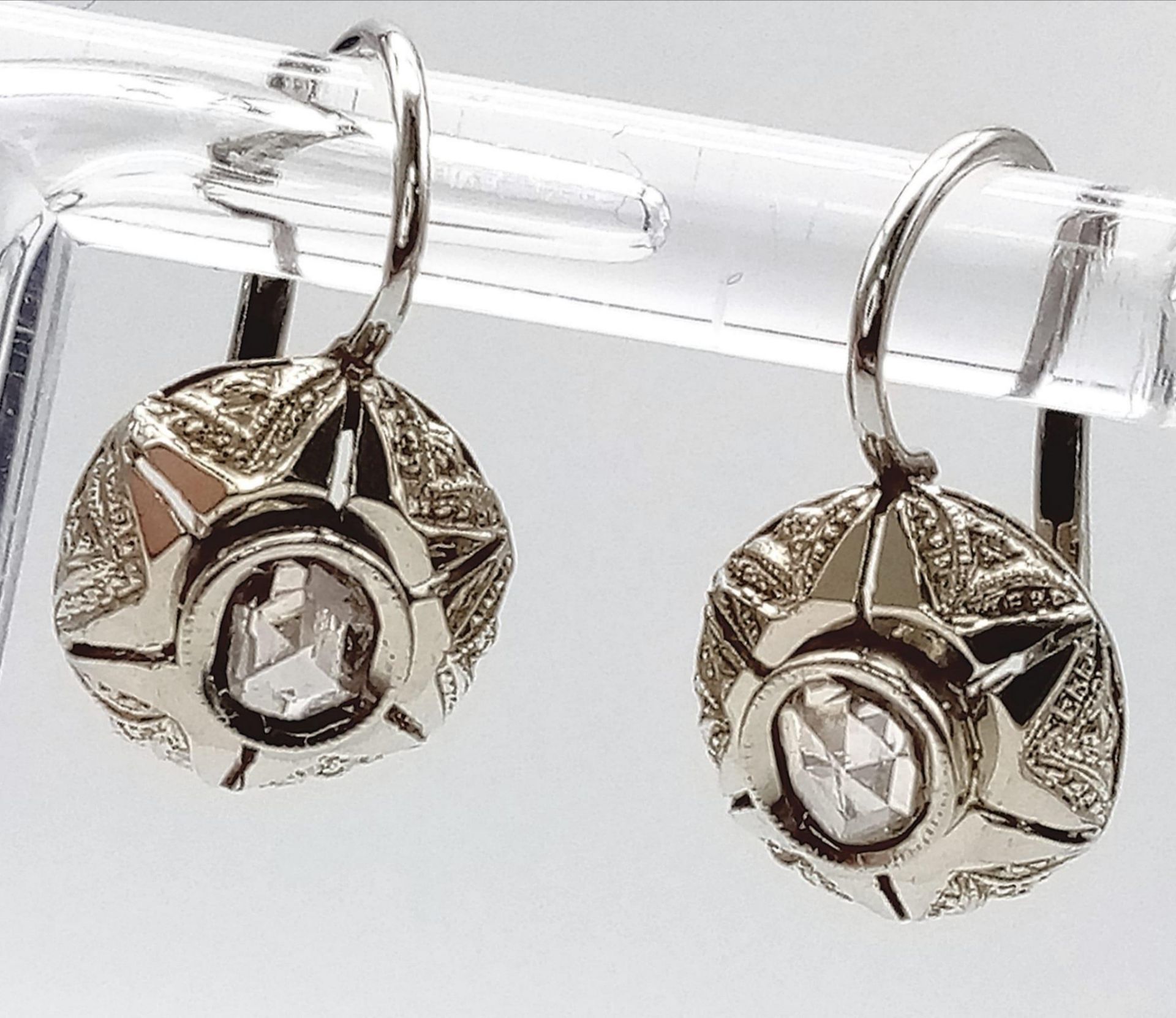 A Pair of Art Deco Style White Gold and Diamond Stud Earrings. 2.51g total weight. - Bild 3 aus 4