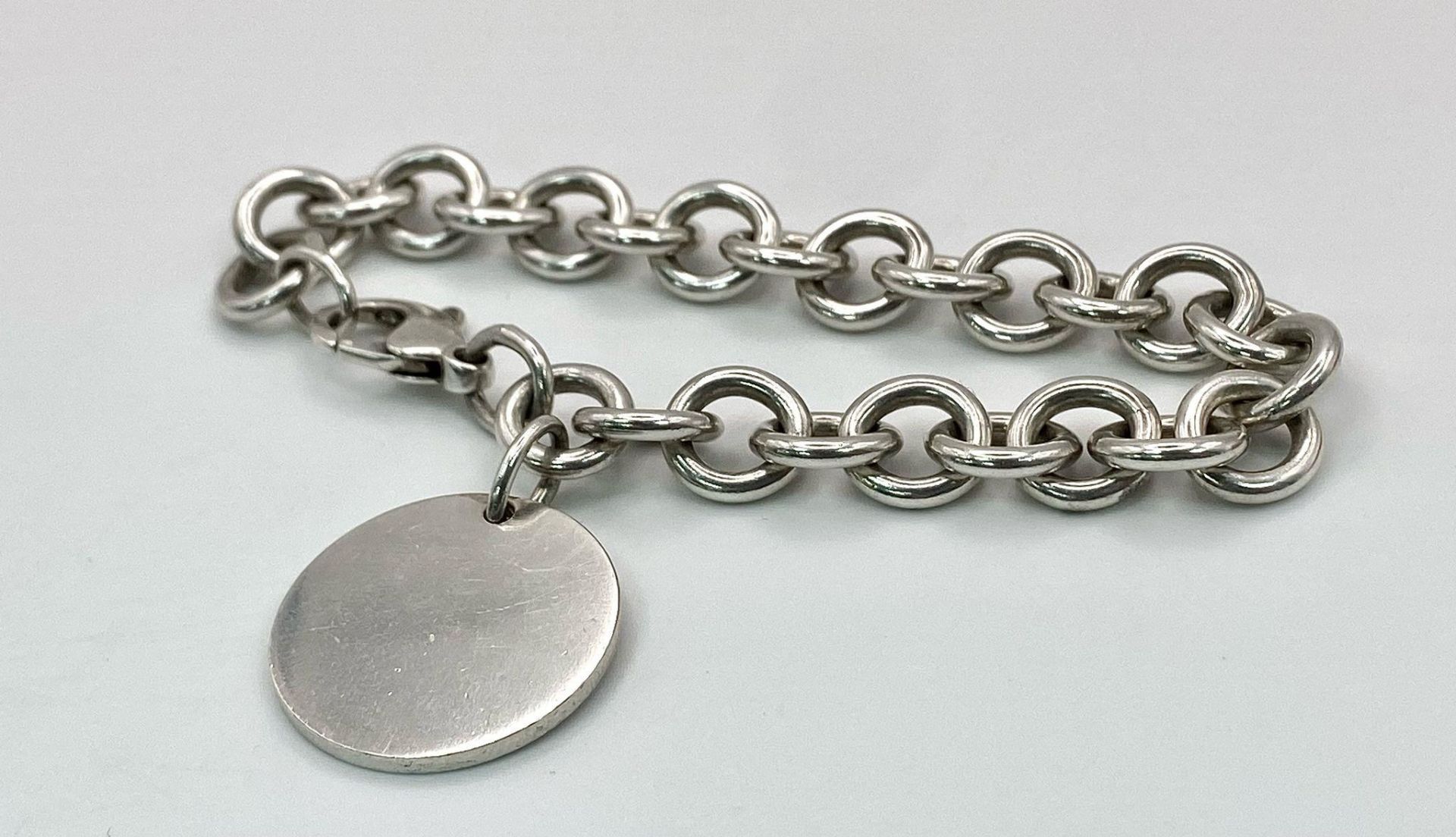 A STERLING SILVER TIFFANY & CO BRACELET - HAS THE T & CO MAKERS HALLMARK 35.9G - Image 4 of 6