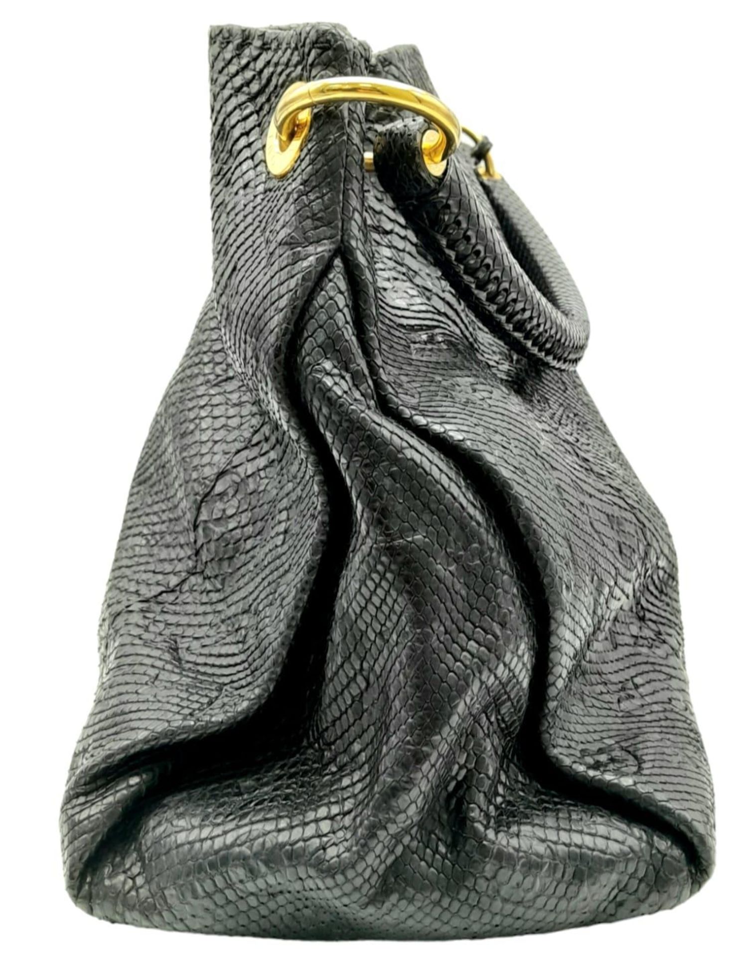 A Louis Vuitton Monogram Black Snakeskin Tote Bag. Gold tone hardware. Spacious black leather - Bild 3 aus 8