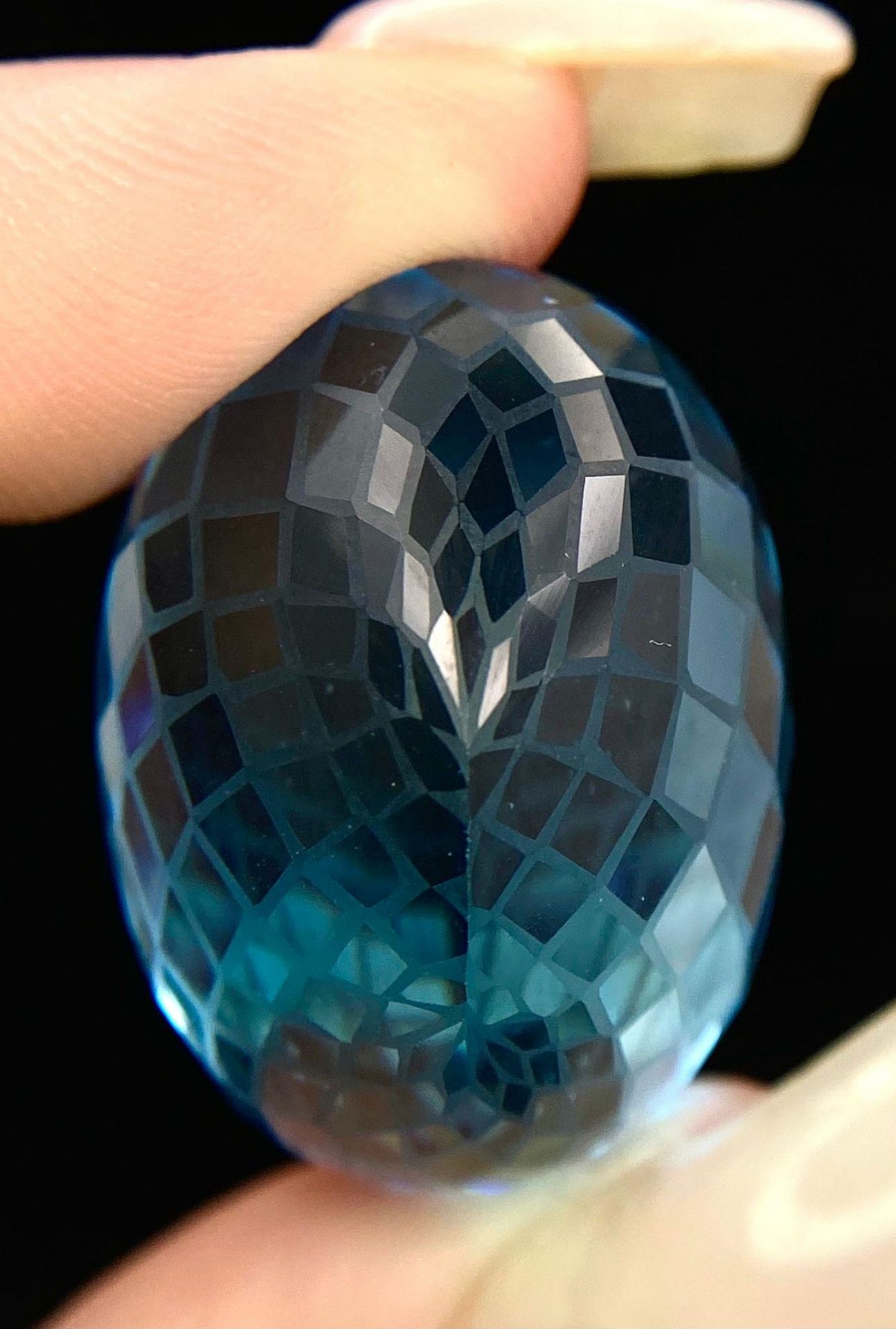 A 92.96ct Blue Topaz Gemstone, in Oval Flower Laser Cut. Comes with the GFCO Swiss Certificate - Image 3 of 5