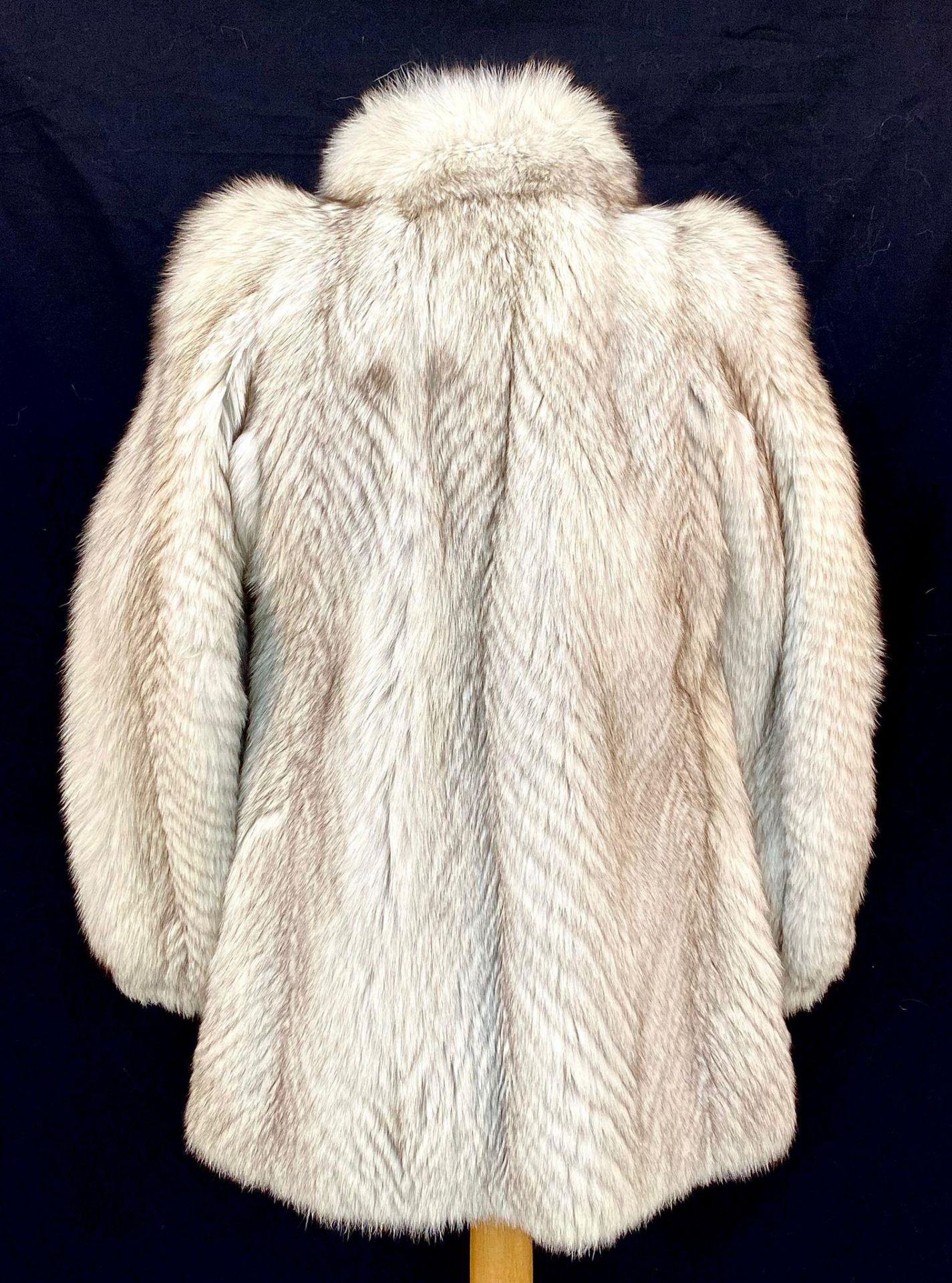 A Vintage Mid-Length Chinchilla Fur Coat. In good condition but please see photos. Size Large. - Image 4 of 7