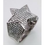 A STERLING SILVER STONE SET STAR RING. 7.9G SIZE S