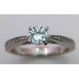 A PLATINUM DIAMOND SOLITAIRE RING WITH DIAMOND SHOULDERS - 0.50CT MAIN STONE. 5.9G. SIZE M. GORGEOUS
