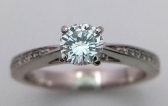 A PLATINUM DIAMOND SOLITAIRE RING WITH DIAMOND SHOULDERS - 0.50CT MAIN STONE. 5.9G. SIZE M. GORGEOUS