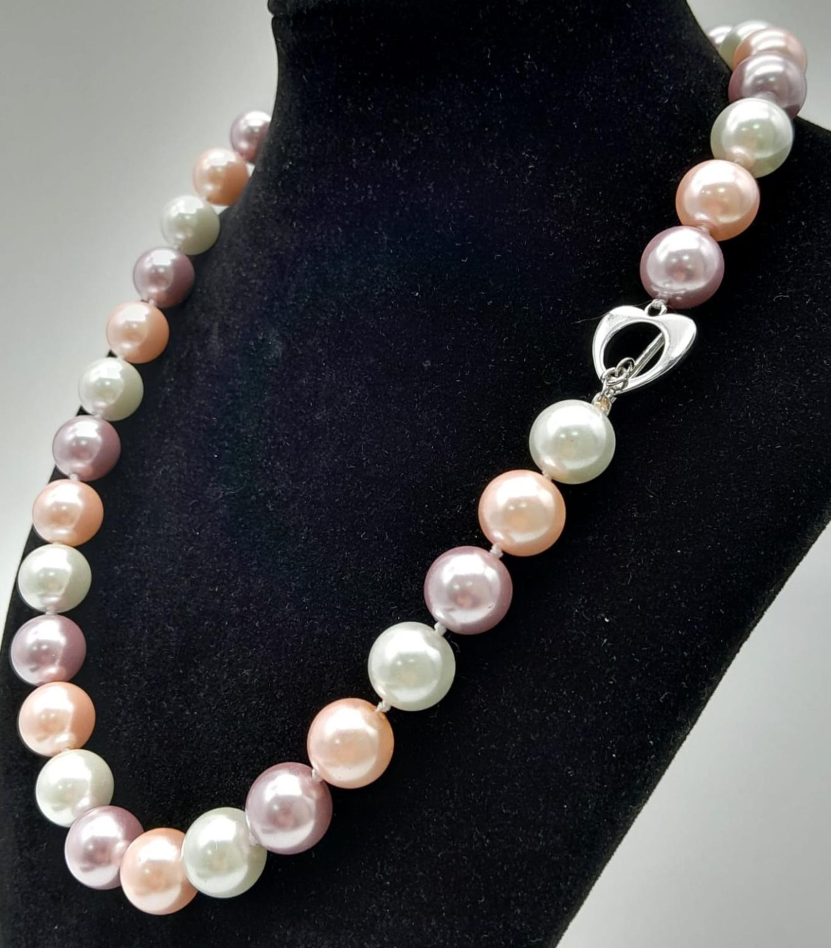 A South Sea Pearl Shell Pastel Coloured Bead Necklace. 12mm beads. 44cm necklace length. - Bild 2 aus 4