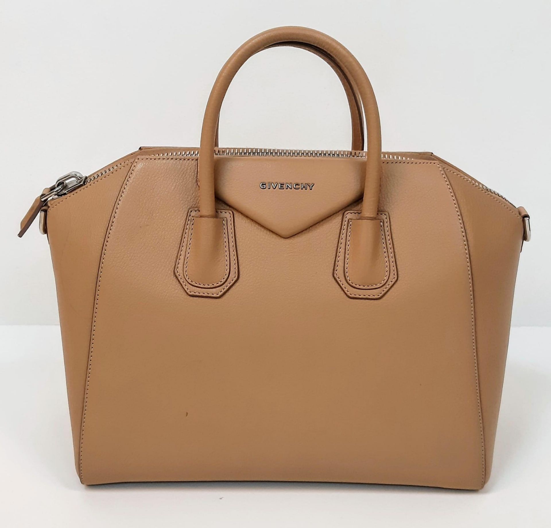 A Givenchy Antigona Leather Shoulder Bag. Brown leather textured exterior. Cream textile interior