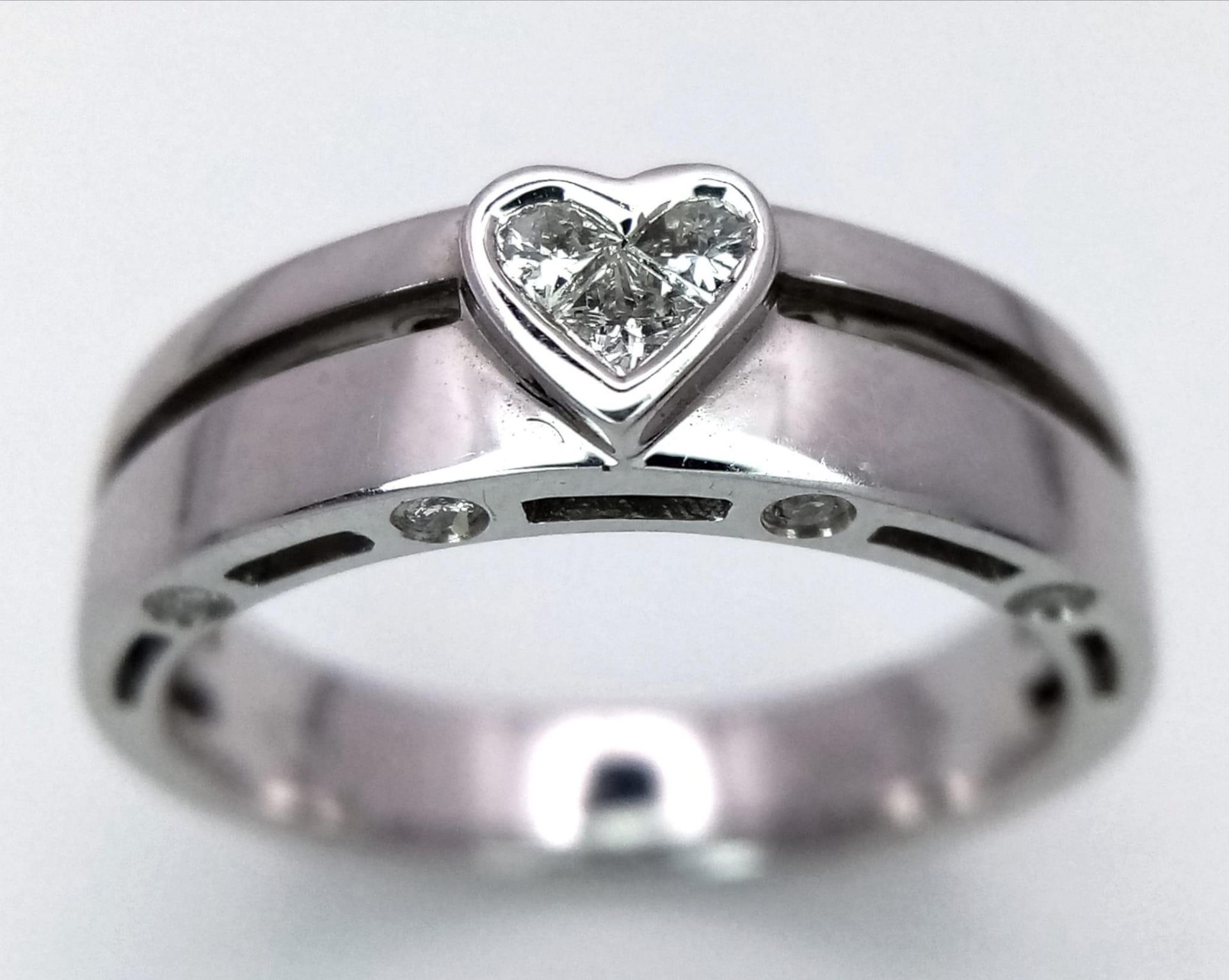 18K WHITE GOLD DIAMOND HEART SHAPED RING, WEIGHT 5G SIZE K