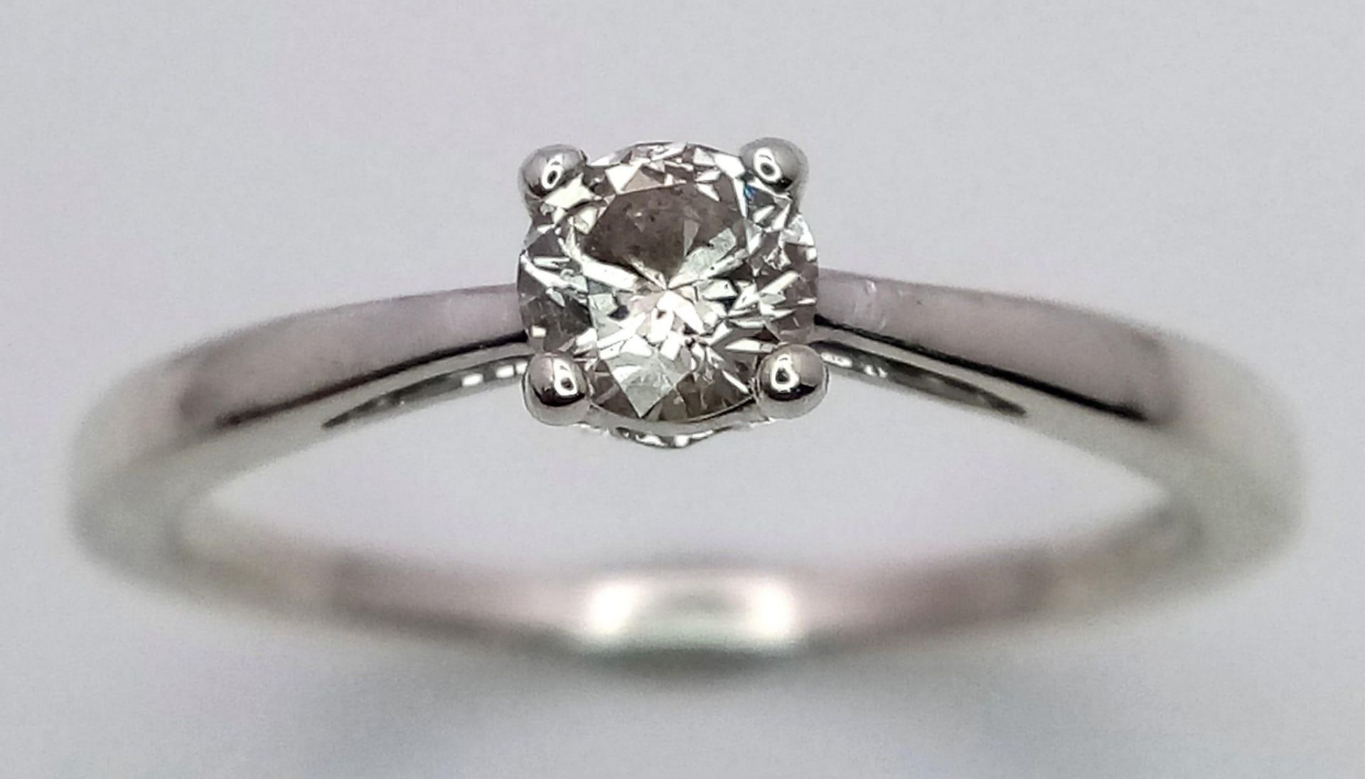 A 9K WHITE GOLD 0.30CT DIAMOND SOLITAIRE RING. TOTAL WEIGHT 2G. SIZE M - Bild 2 aus 4