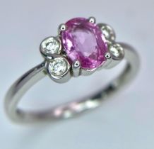 18K WHITE GOLD DIAMOND & PINK SAPPHIRE RING, WITH CENTRE OVAL SAPPHIRE AND FLANKED BY 4 ROUND