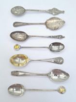 AN ASSORTMENT OF 7 ANTIQUE AND VINTAGE SILVER SPOONS . 89gms