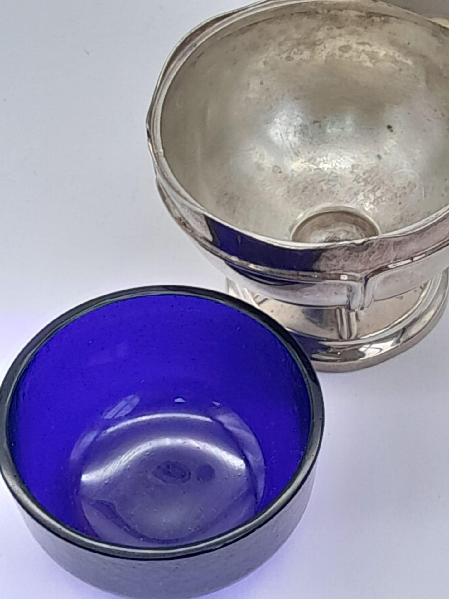 A SILVER FOOTED SALT HALLMARKED BIRMINGHAM 1913 WITH BLUE GLASS LINER BUT MISSING THE SPOON . SILVER - Image 4 of 7