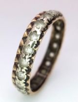 A vintage, 9 K yellow gold eternity ring, clear stone set, size: O, weight: 1,9 g.