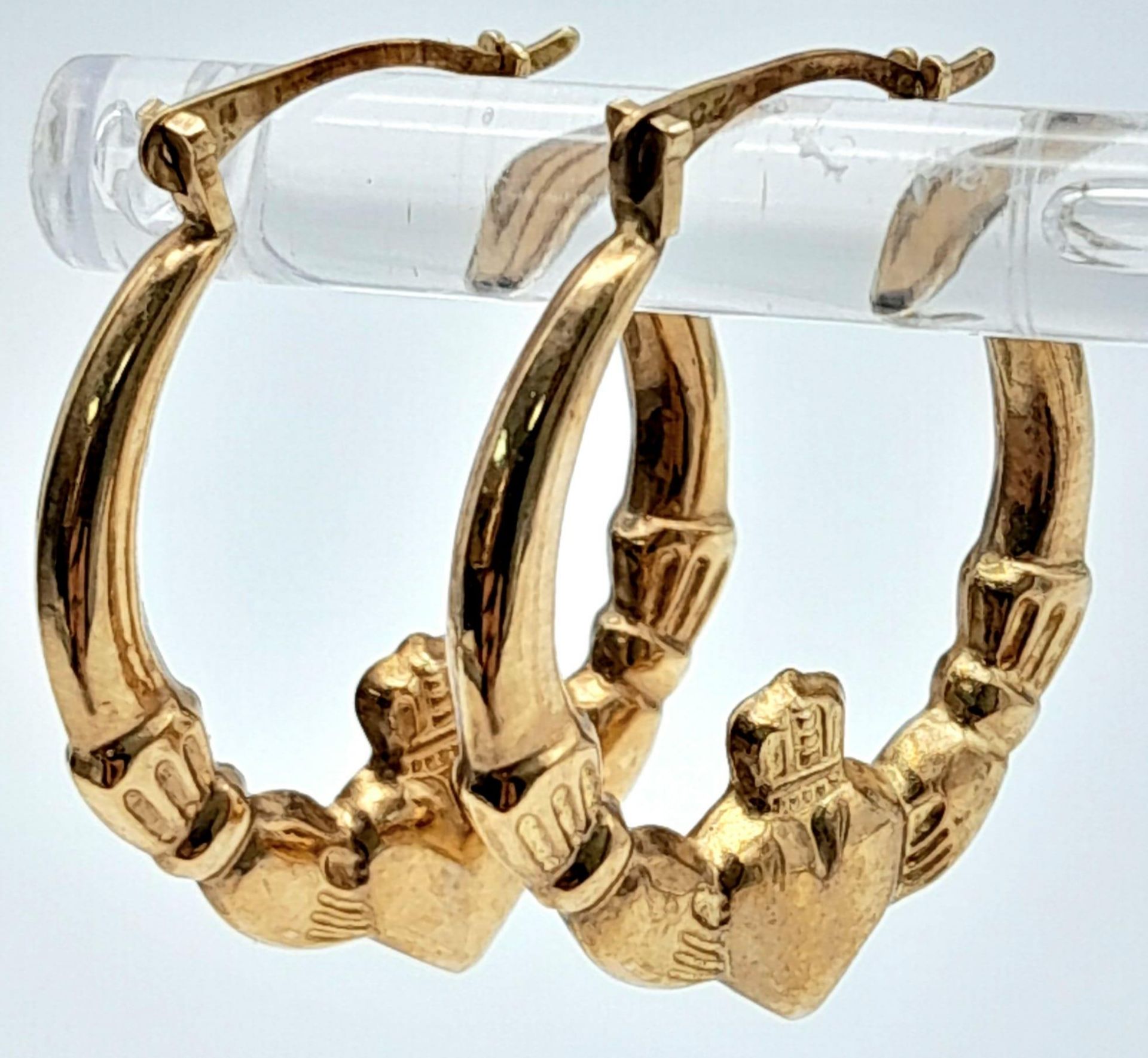A 9K YELLOW GOLD CLADDAGH CREOLE HOOP EARRINGS 1G 2.4CM X 2CM A/S 2009 - Image 2 of 4