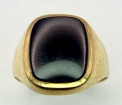 A Classic Vintage Onyx Gents 9K Yellow Gold Ring. Size S. 4.95g total weight.