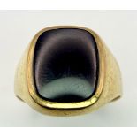 A Classic Vintage Onyx Gents 9K Yellow Gold Ring. Size S. 4.95g total weight.