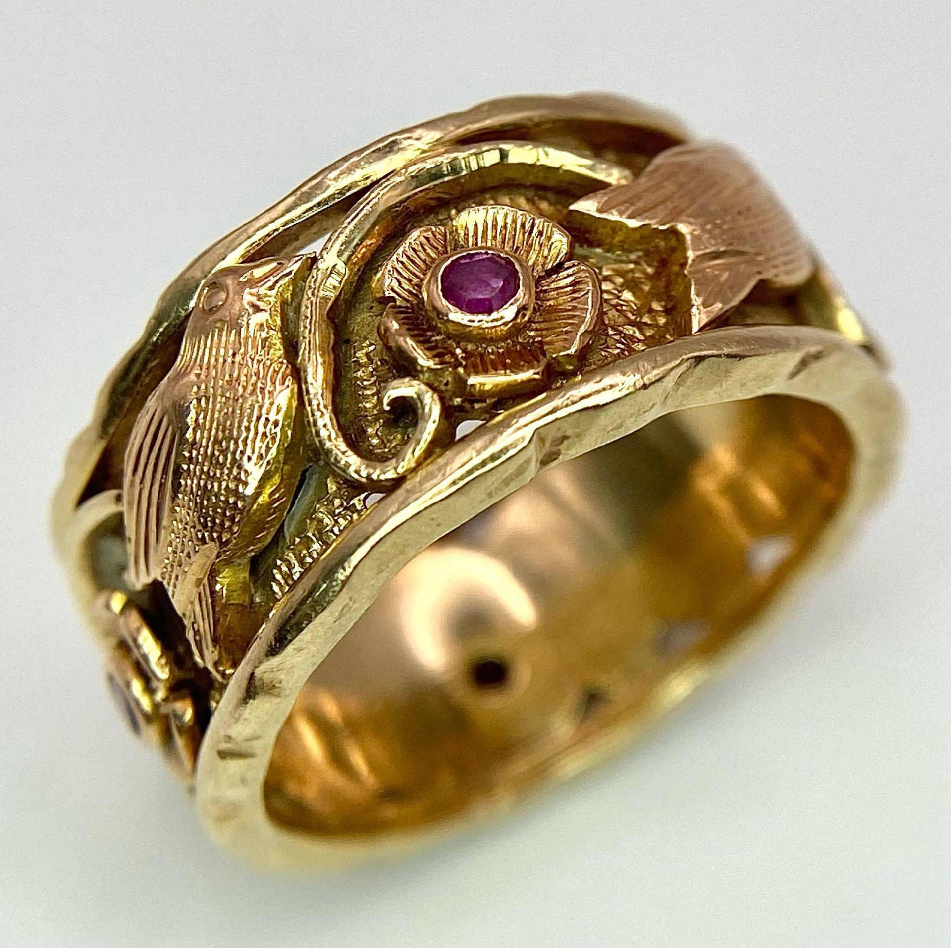 A Beautifully Decorated Bird and Floral 14K Rose Gold and Ruby Band Ring. Size N. 7.5g total weight. - Image 3 of 6